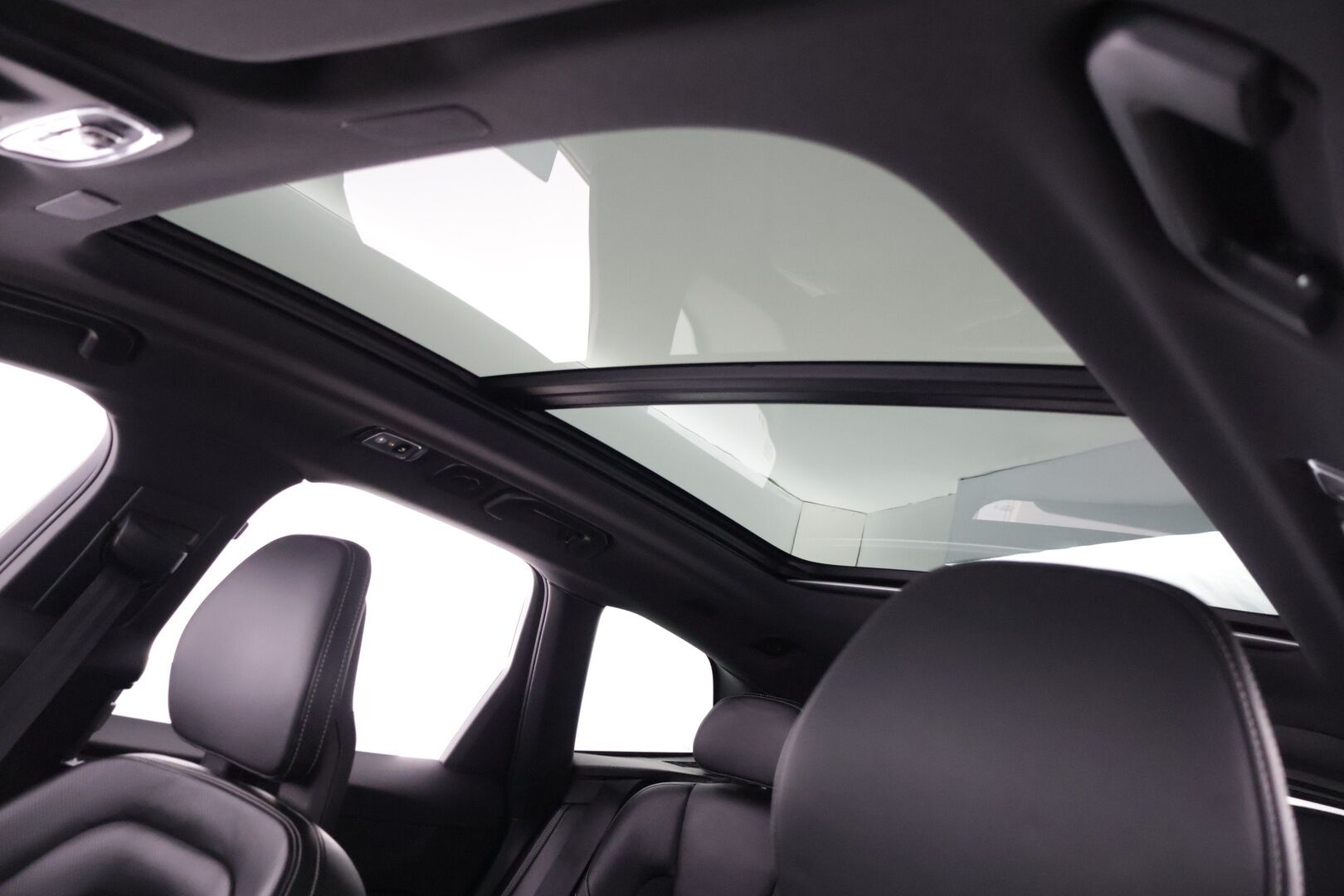 Volvo XC60 2018 T8 AWD R-Design aut * Ilma-alusta / Bowers & Wilkins / ACC / LED / Sähkökoukku / 360 Kamera / HUD / KeyLess * - Jakohihna vaihdettu 06/2023 / Merkkihuollettu / Juuri Katsastettu *