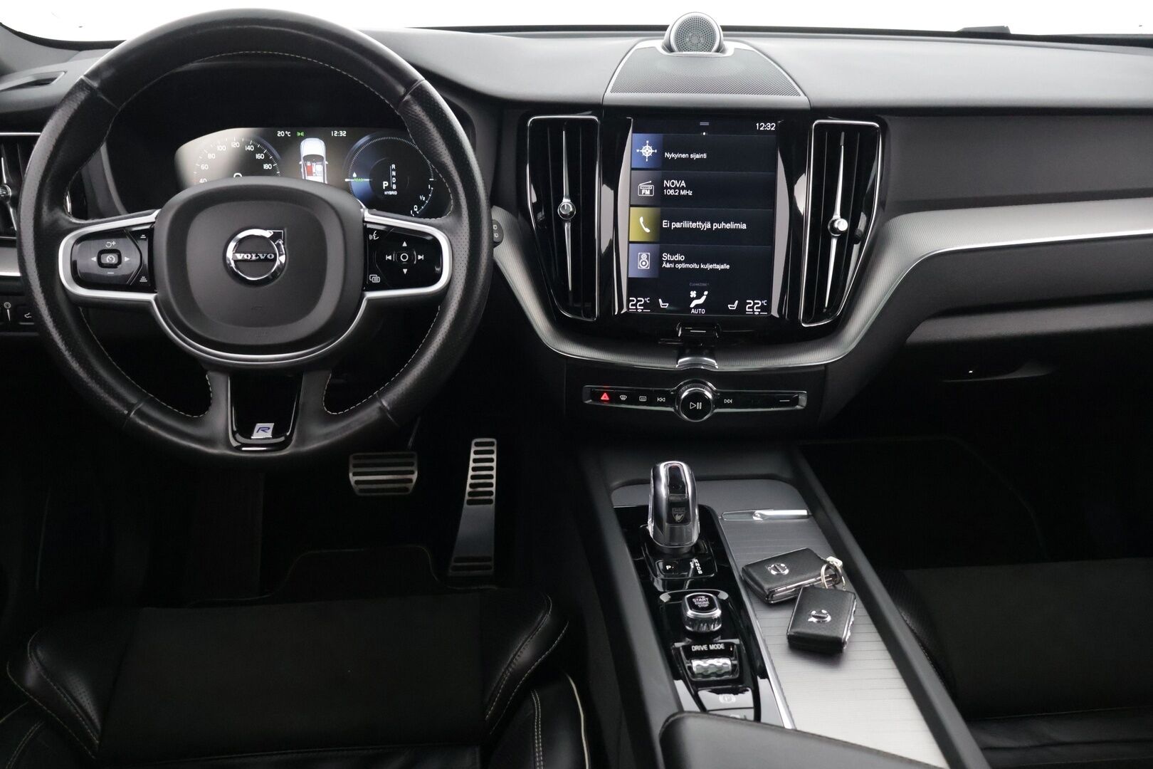 Volvo XC60 2018 T8 AWD R-Design aut * Ilma-alusta / Bowers & Wilkins / ACC / LED / Sähkökoukku / 360 Kamera / HUD / KeyLess * - Jakohihna vaihdettu 06/2023 / Merkkihuollettu / Juuri Katsastettu *