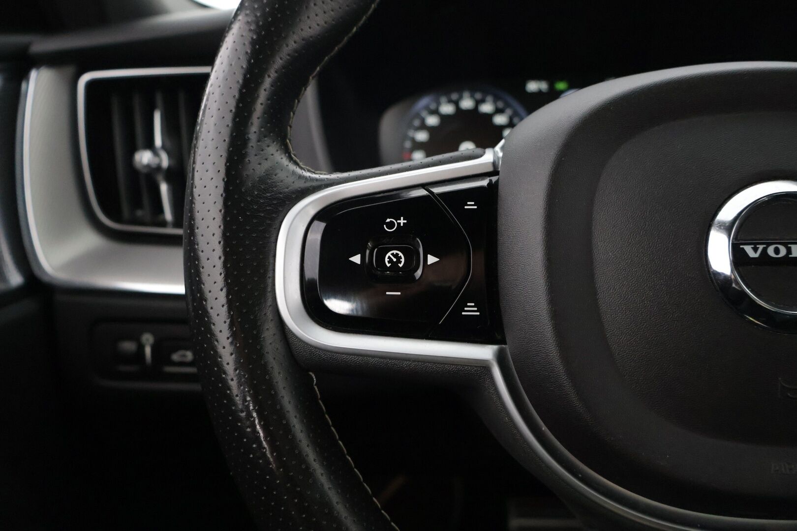 Volvo XC60 2018 T8 AWD R-Design aut * Ilma-alusta / Bowers & Wilkins / ACC / LED / Sähkökoukku / 360 Kamera / HUD / KeyLess * - Jakohihna vaihdettu 06/2023 / Merkkihuollettu / Juuri Katsastettu *