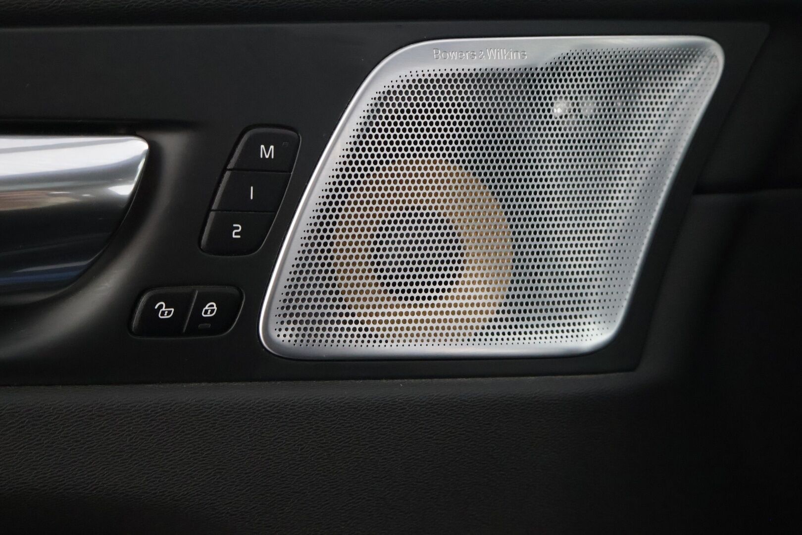 Volvo XC60 2018 T8 AWD R-Design aut * Ilma-alusta / Bowers & Wilkins / ACC / LED / Sähkökoukku / 360 Kamera / HUD / KeyLess * - Jakohihna vaihdettu 06/2023 / Merkkihuollettu / Juuri Katsastettu *