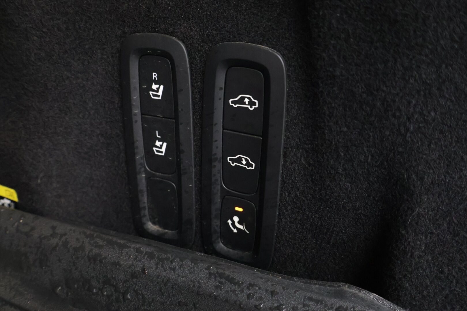 Volvo XC60 2018 T8 AWD R-Design aut * Ilma-alusta / Bowers & Wilkins / ACC / LED / Sähkökoukku / 360 Kamera / HUD / KeyLess * - Jakohihna vaihdettu 06/2023 / Merkkihuollettu / Juuri Katsastettu *