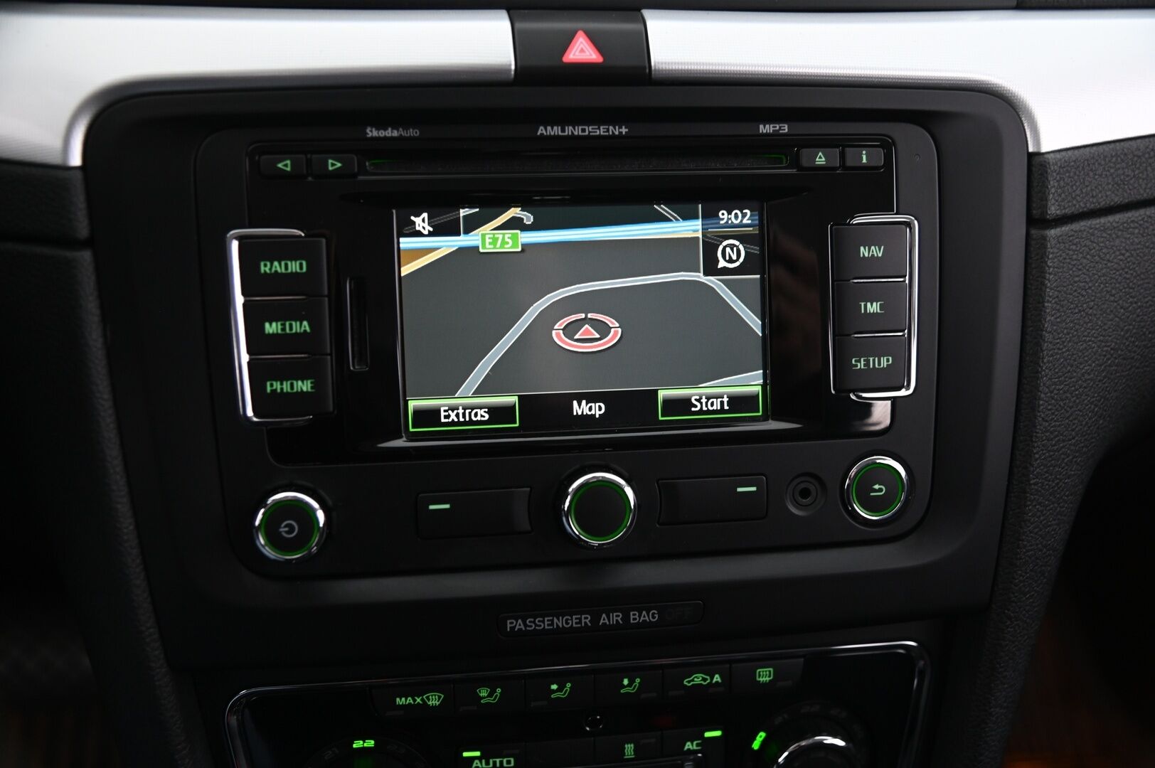 Skoda Superb 2013 2.0 Combi TDI 4x4 - Webasto | Nahka-Alcantara | Vetokoukku | Navi | Vakkari | Sähköpenkit | Kuljettajan istuin muistilla | P Tutkat