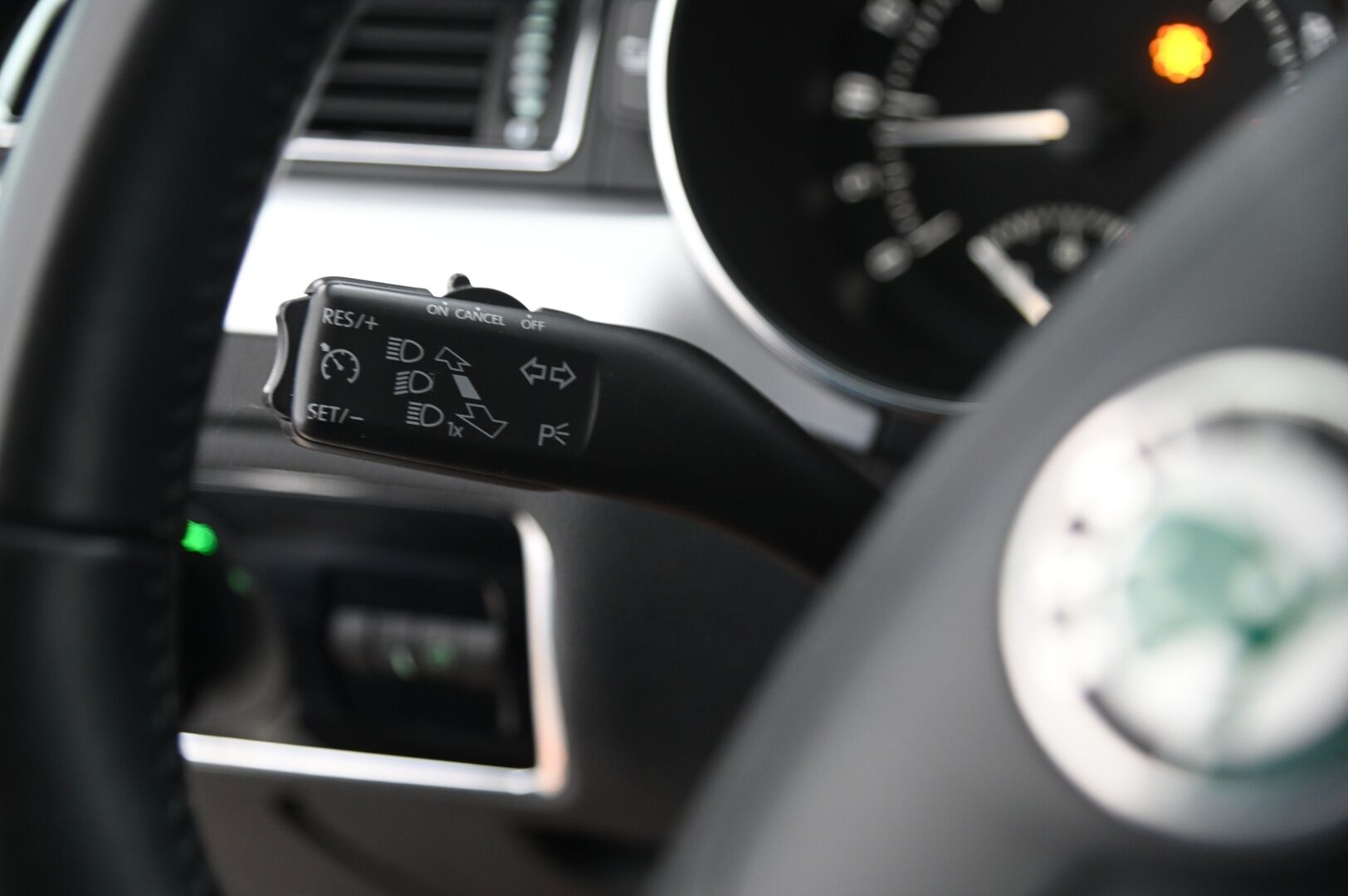 Skoda Superb 2013 2.0 Combi TDI 4x4 - Webasto | Nahka-Alcantara | Vetokoukku | Navi | Vakkari | Sähköpenkit | Kuljettajan istuin muistilla | P Tutkat