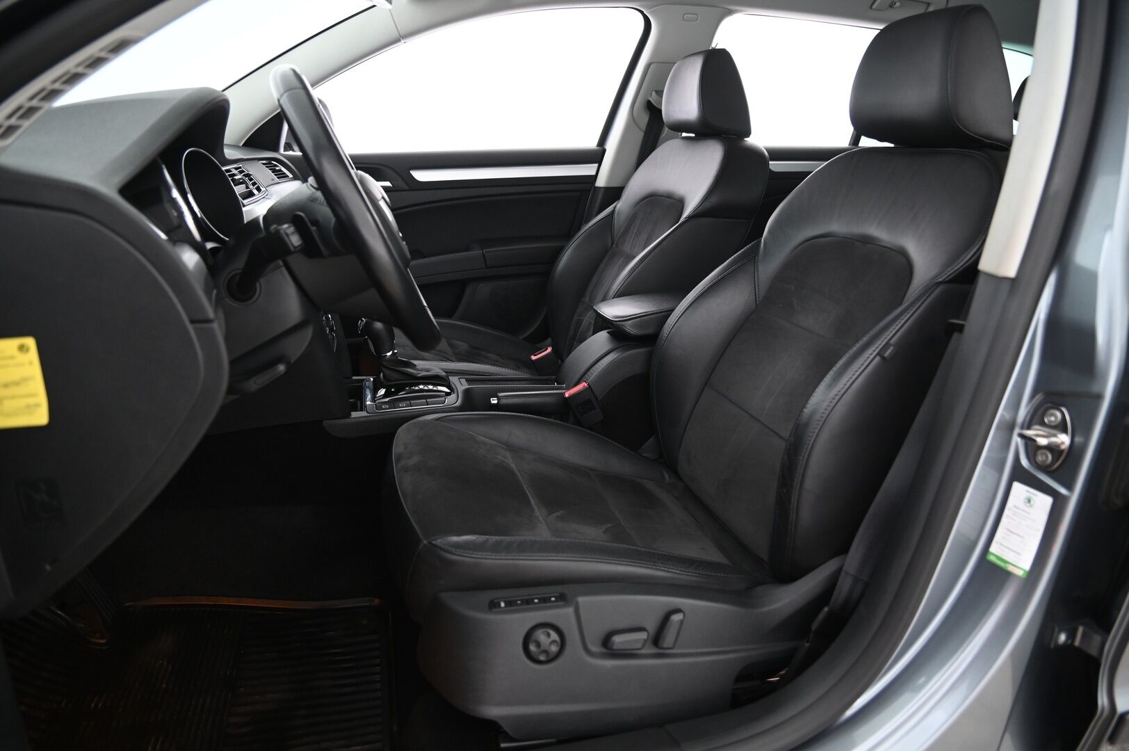 Skoda Superb 2013 2.0 Combi TDI 4x4 - Webasto | Nahka-Alcantara | Vetokoukku | Navi | Vakkari | Sähköpenkit | Kuljettajan istuin muistilla | P Tutkat