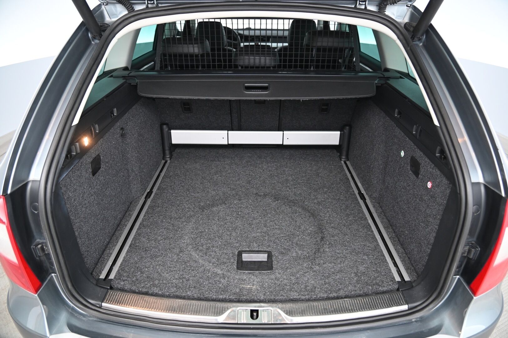 Skoda Superb 2013 2.0 Combi TDI 4x4 - Webasto | Nahka-Alcantara | Vetokoukku | Navi | Vakkari | Sähköpenkit | Kuljettajan istuin muistilla | P Tutkat