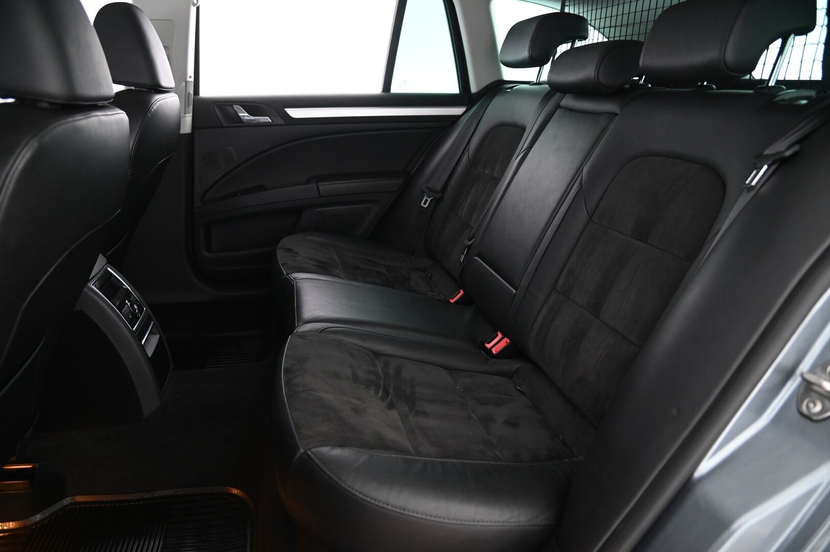 Skoda Superb 2013 2.0 Combi TDI 4x4 - Webasto | Nahka-Alcantara | Vetokoukku | Navi | Vakkari | Sähköpenkit | Kuljettajan istuin muistilla | P Tutkat
