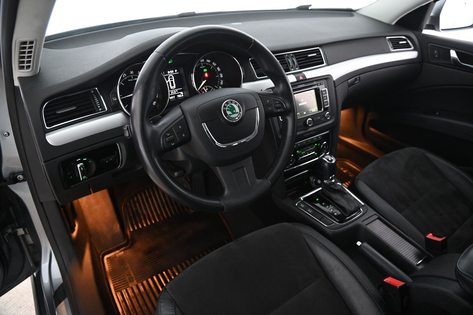 Skoda Superb 2013 2.0 Combi TDI 4x4 - Webasto | Nahka-Alcantara | Vetokoukku | Navi | Vakkari | Sähköpenkit | Kuljettajan istuin muistilla | P Tutkat