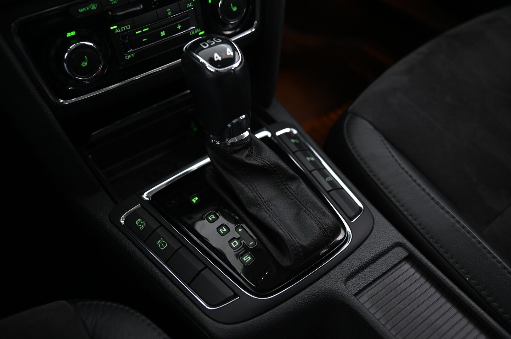 Skoda Superb 2013 2.0 Combi TDI 4x4 - Webasto | Nahka-Alcantara | Vetokoukku | Navi | Vakkari | Sähköpenkit | Kuljettajan istuin muistilla | P Tutkat
