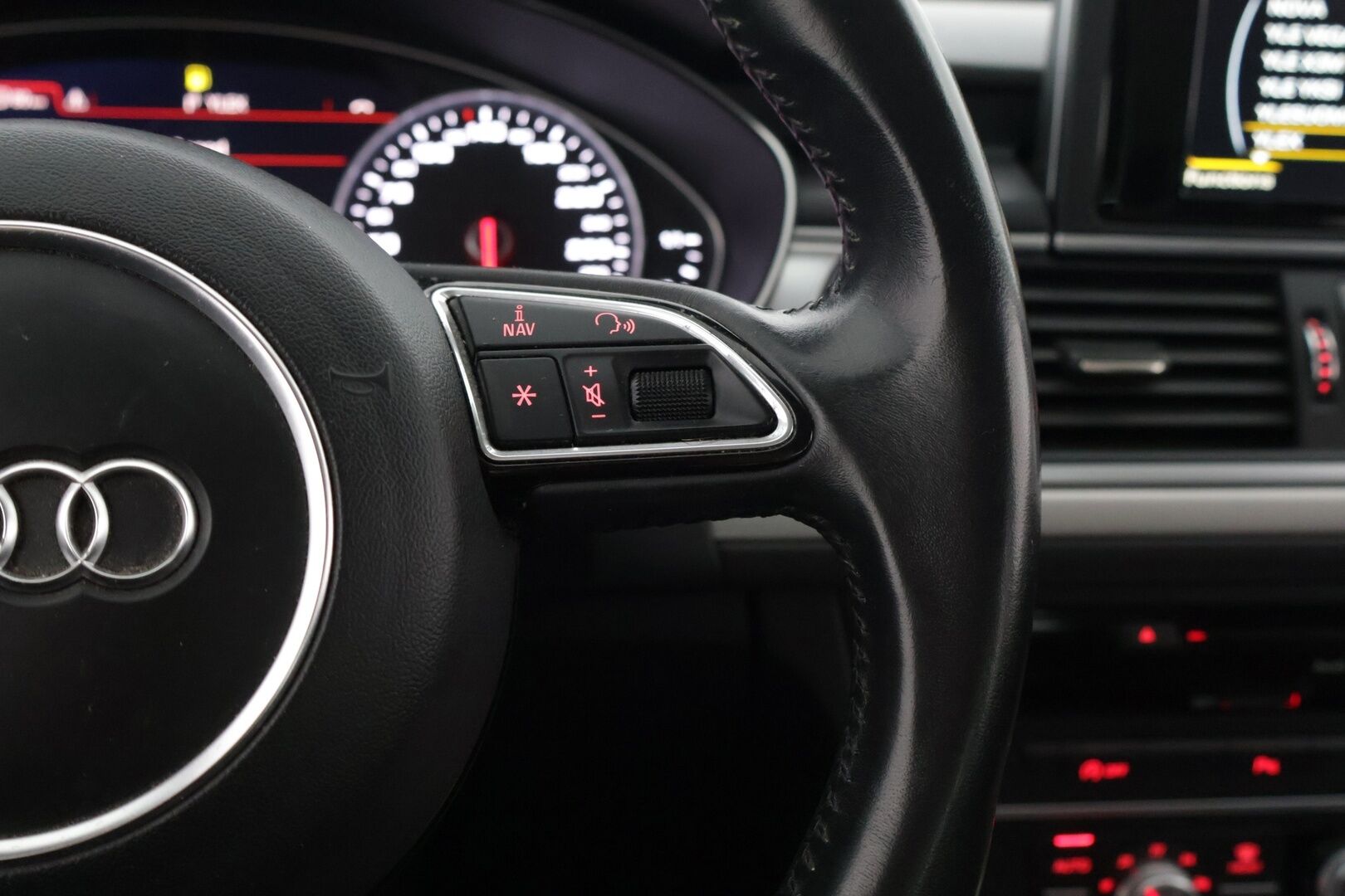 Audi A6 2015 Avant Business 2,0 TDI 140 kW ultra S tronic * Webasto / Parkkitutkat eteen ja taakse / Urheiluistuimet * - Facelift / Jakopää tehty 2022 / Katsastettu 6/25 / Renkaat ajokuntoiset*