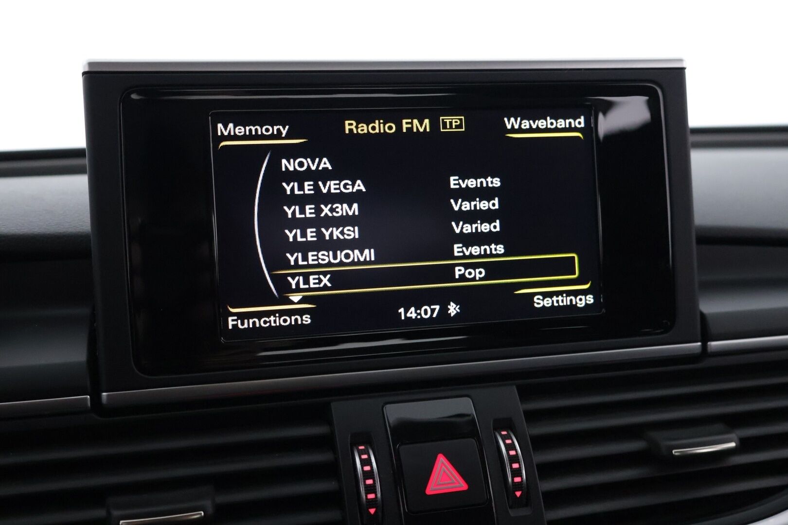 Audi A6 2015 Avant Business 2,0 TDI 140 kW ultra S tronic * Webasto / Parkkitutkat eteen ja taakse / Urheiluistuimet * - Facelift / Jakopää tehty 2022 / Katsastettu 6/25 / Renkaat ajokuntoiset*