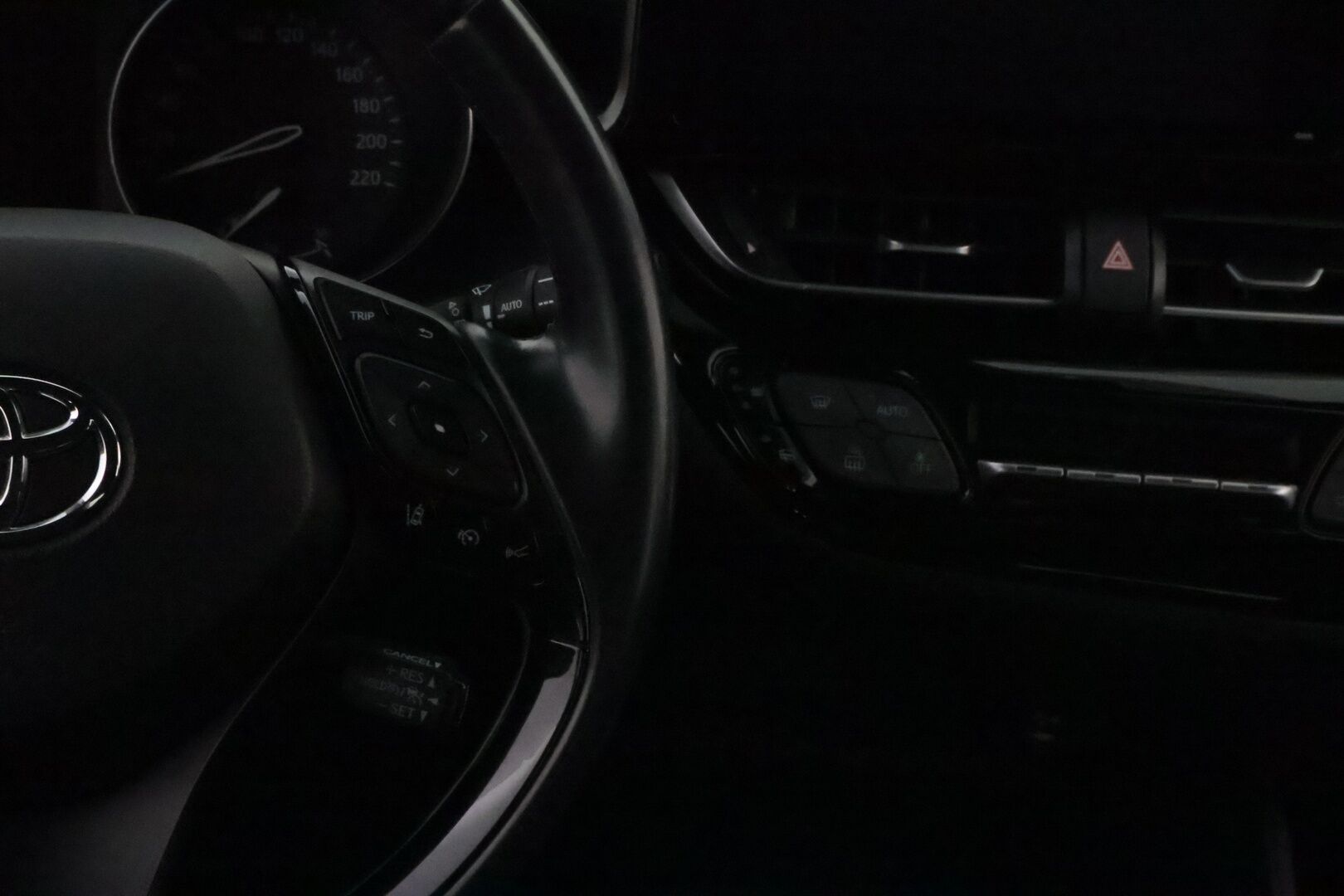 Toyota C-HR 2018 1,8 Hybrid Active * Suomiauto / Merkkihuollot / Adapt.Vakkari / Peruutuskamera / Lohko & Sisäpistoke / Navi / Upea! - 2x Hyvät merkkirenkaat aluvantein / Juuri tullut Tampereelle!