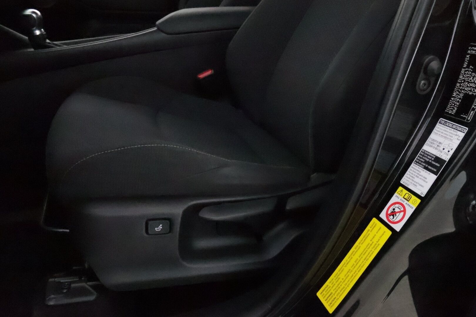 Toyota C-HR 2018 1,8 Hybrid Active * Suomiauto / Merkkihuollot / Adapt.Vakkari / Peruutuskamera / Lohko & Sisäpistoke / Navi / Upea! - 2x Hyvät merkkirenkaat aluvantein / Juuri tullut Tampereelle!