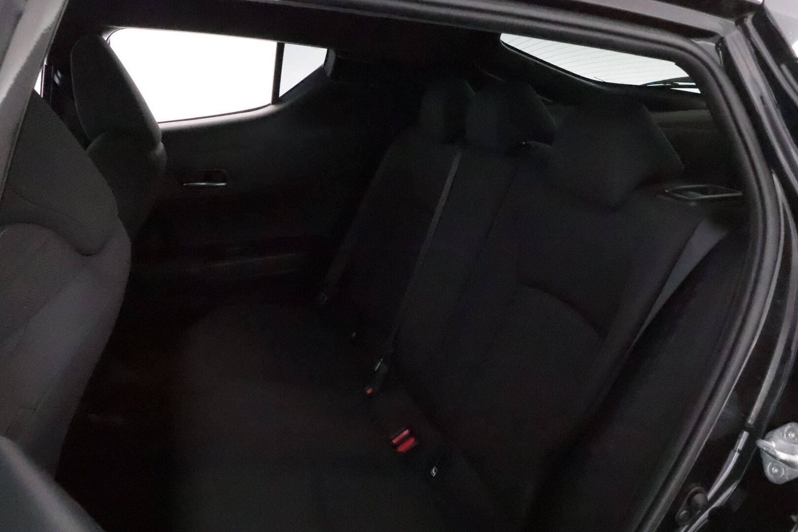 Toyota C-HR 2018 1,8 Hybrid Active * Suomiauto / Merkkihuollot / Adapt.Vakkari / Peruutuskamera / Lohko & Sisäpistoke / Navi / Upea! - 2x Hyvät merkkirenkaat aluvantein / Juuri tullut Tampereelle!