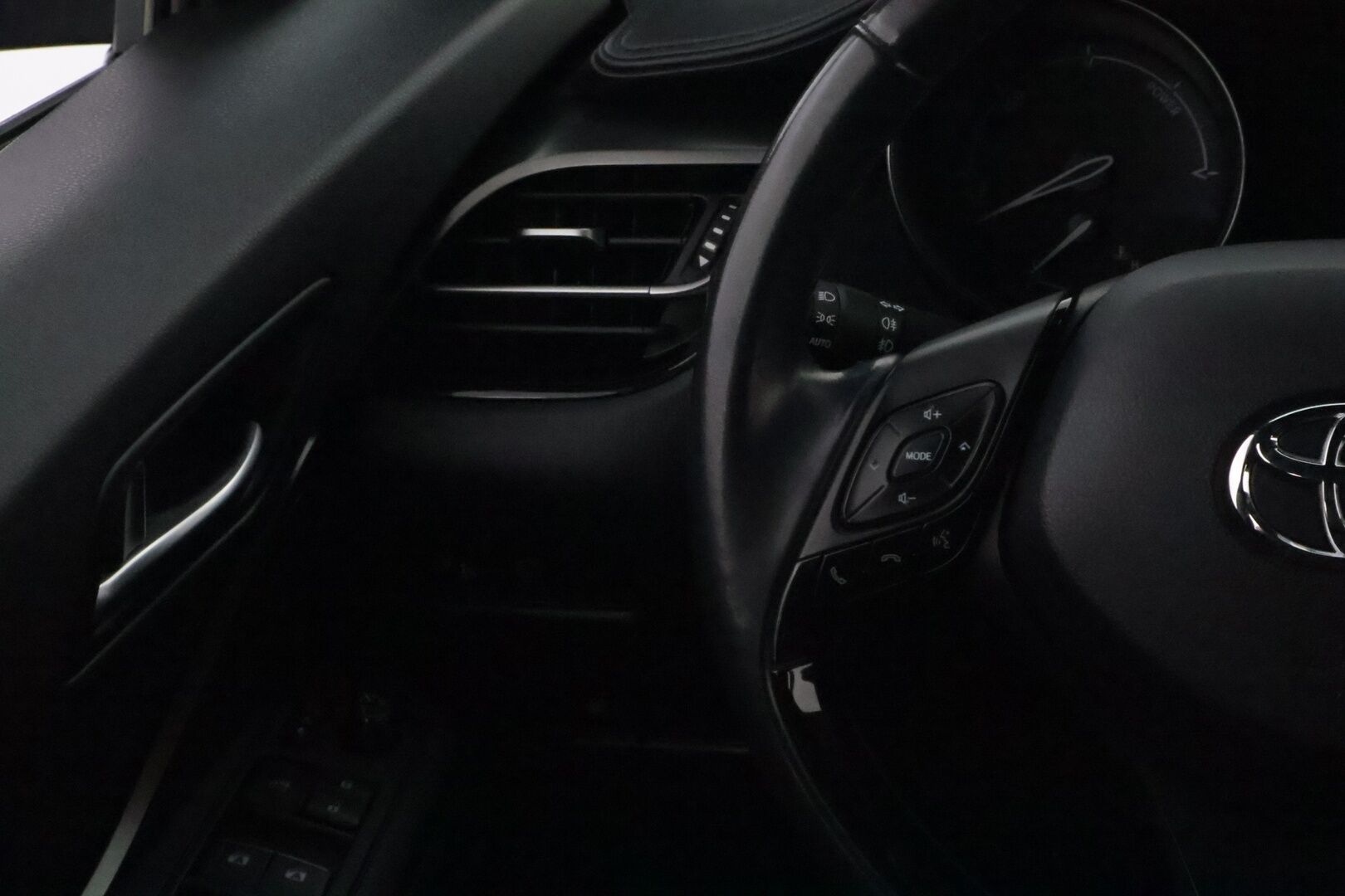 Toyota C-HR 2018 1,8 Hybrid Active * Suomiauto / Merkkihuollot / Adapt.Vakkari / Peruutuskamera / Lohko & Sisäpistoke / Navi / Upea! - 2x Hyvät merkkirenkaat aluvantein / Juuri tullut Tampereelle!