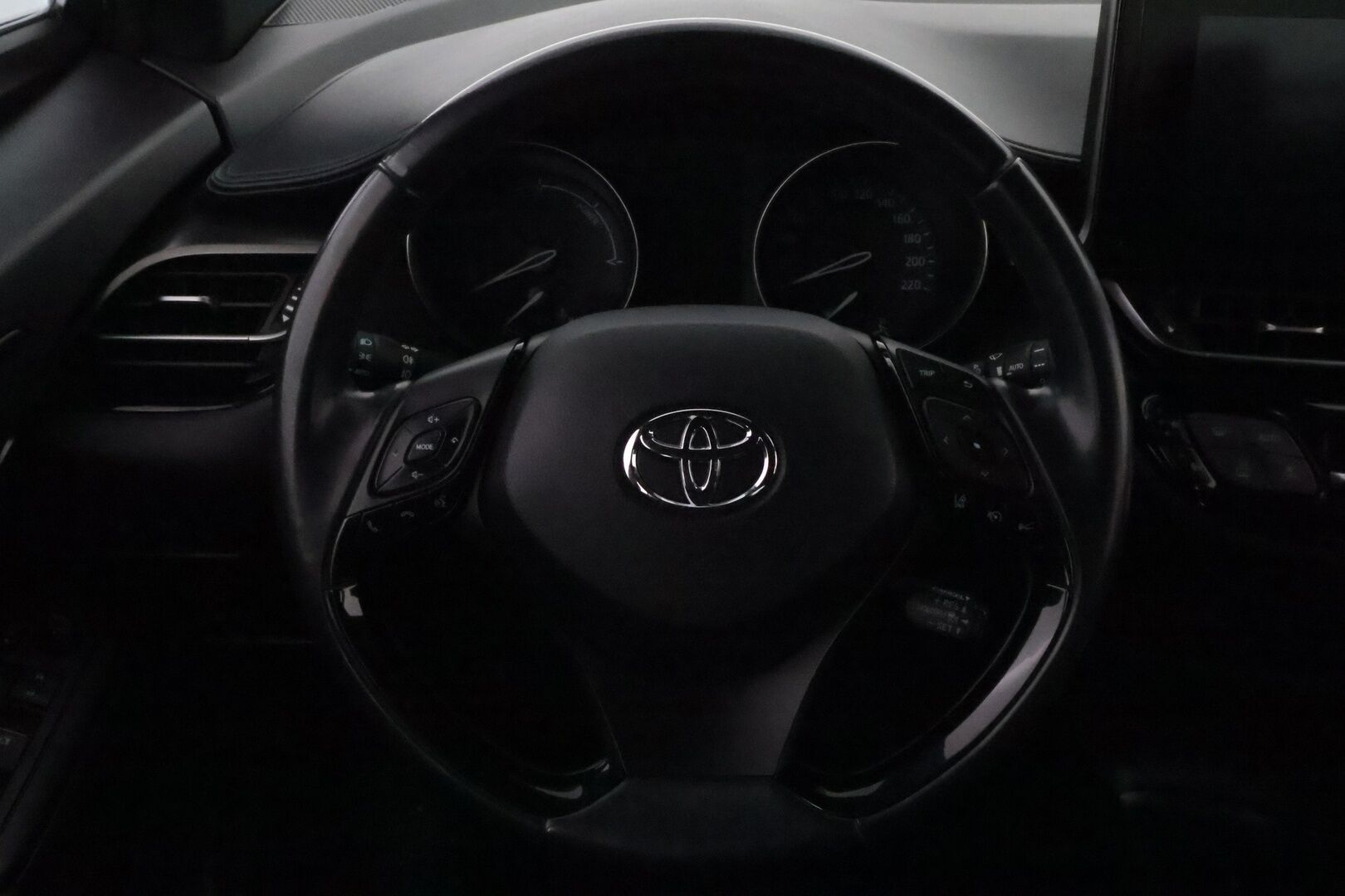 Toyota C-HR 2018 1,8 Hybrid Active * Suomiauto / Merkkihuollot / Adapt.Vakkari / Peruutuskamera / Lohko & Sisäpistoke / Navi / Upea! - 2x Hyvät merkkirenkaat aluvantein / Juuri tullut Tampereelle!