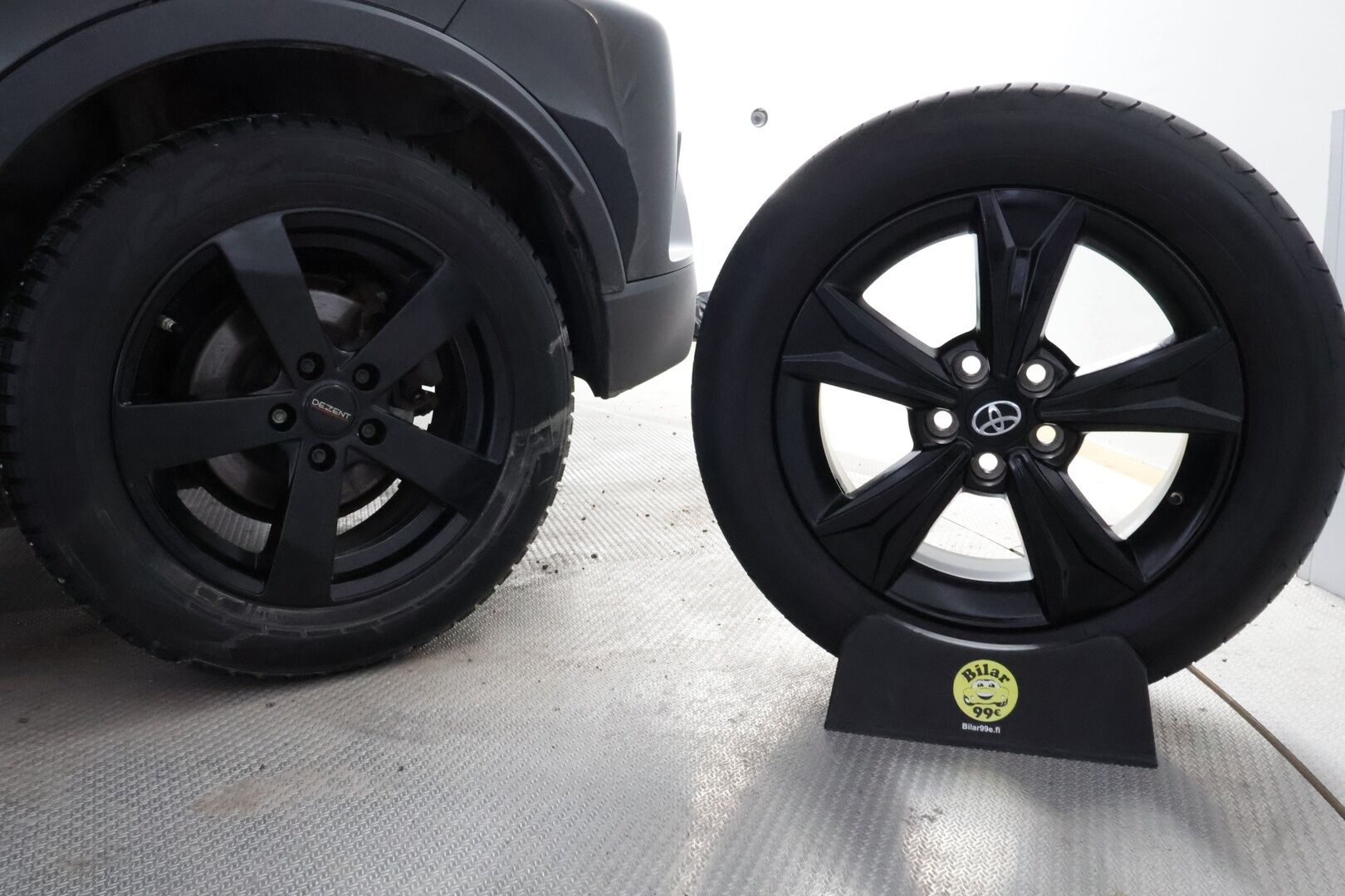 Toyota C-HR 2018 1,8 Hybrid Active * Suomiauto / Merkkihuollot / Adapt.Vakkari / Peruutuskamera / Lohko & Sisäpistoke / Navi / Upea! - 2x Hyvät merkkirenkaat aluvantein / Juuri tullut Tampereelle!