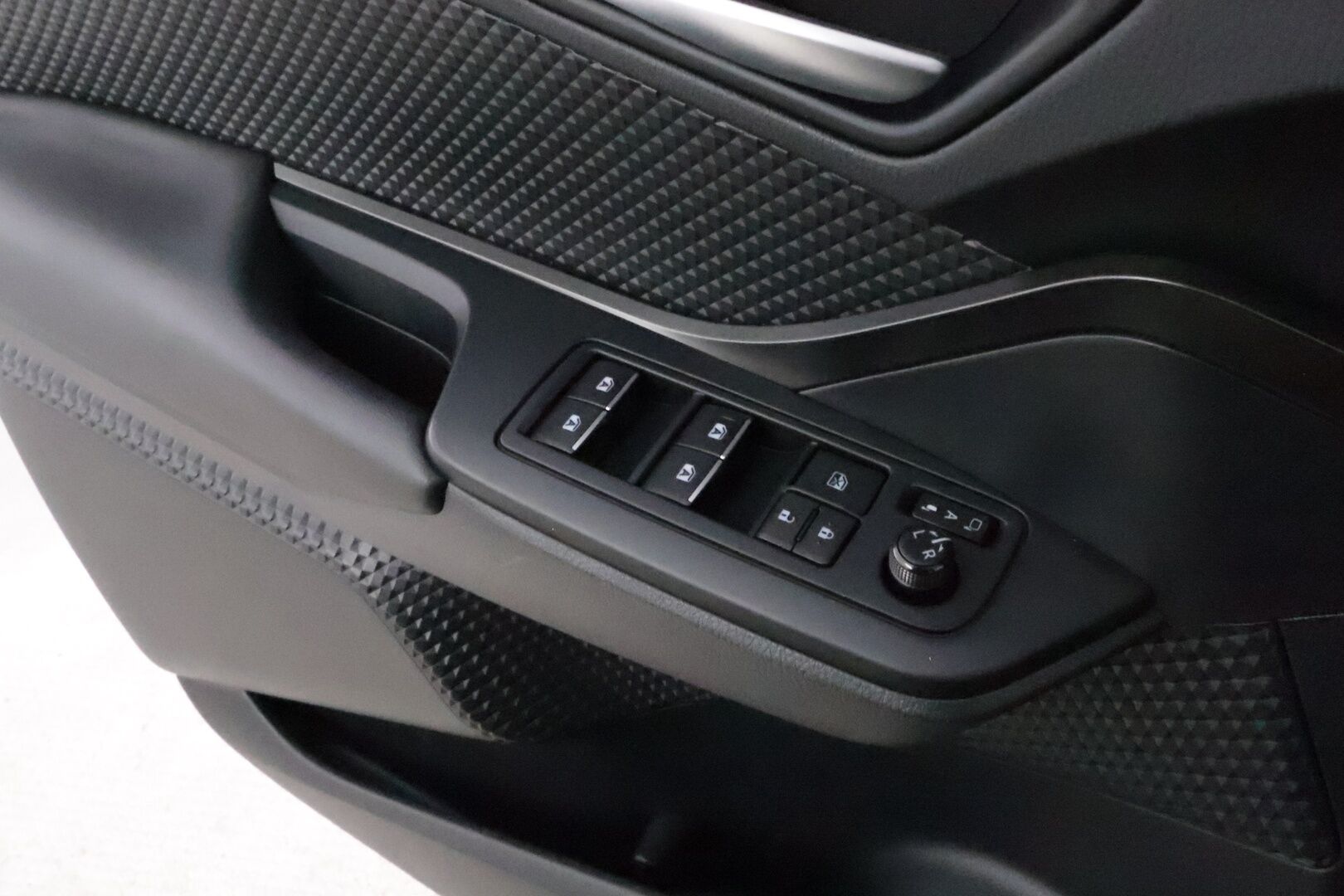 Toyota C-HR 2018 1,8 Hybrid Active * Suomiauto / Merkkihuollot / Adapt.Vakkari / Peruutuskamera / Lohko & Sisäpistoke / Navi / Upea! - 2x Hyvät merkkirenkaat aluvantein / Juuri tullut Tampereelle!