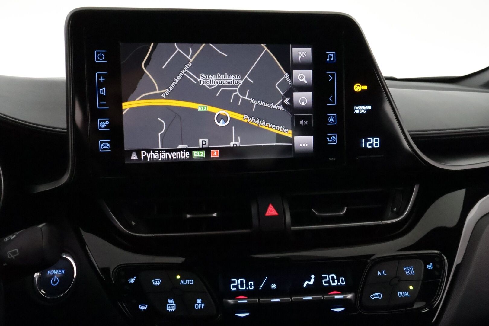 Toyota C-HR 2018 1,8 Hybrid Active * Suomiauto / Merkkihuollot / Adapt.Vakkari / Peruutuskamera / Lohko & Sisäpistoke / Navi / Upea! - 2x Hyvät merkkirenkaat aluvantein / Juuri tullut Tampereelle!