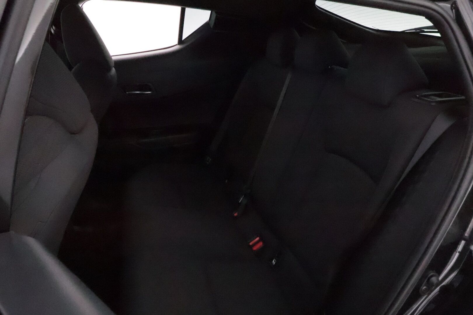 Toyota C-HR 2018 1,8 Hybrid Active * Suomiauto / Merkkihuollot / Adapt.Vakkari / Peruutuskamera / Lohko & Sisäpistoke / Navi / Upea! - 2x Hyvät merkkirenkaat aluvantein / Juuri tullut Tampereelle!