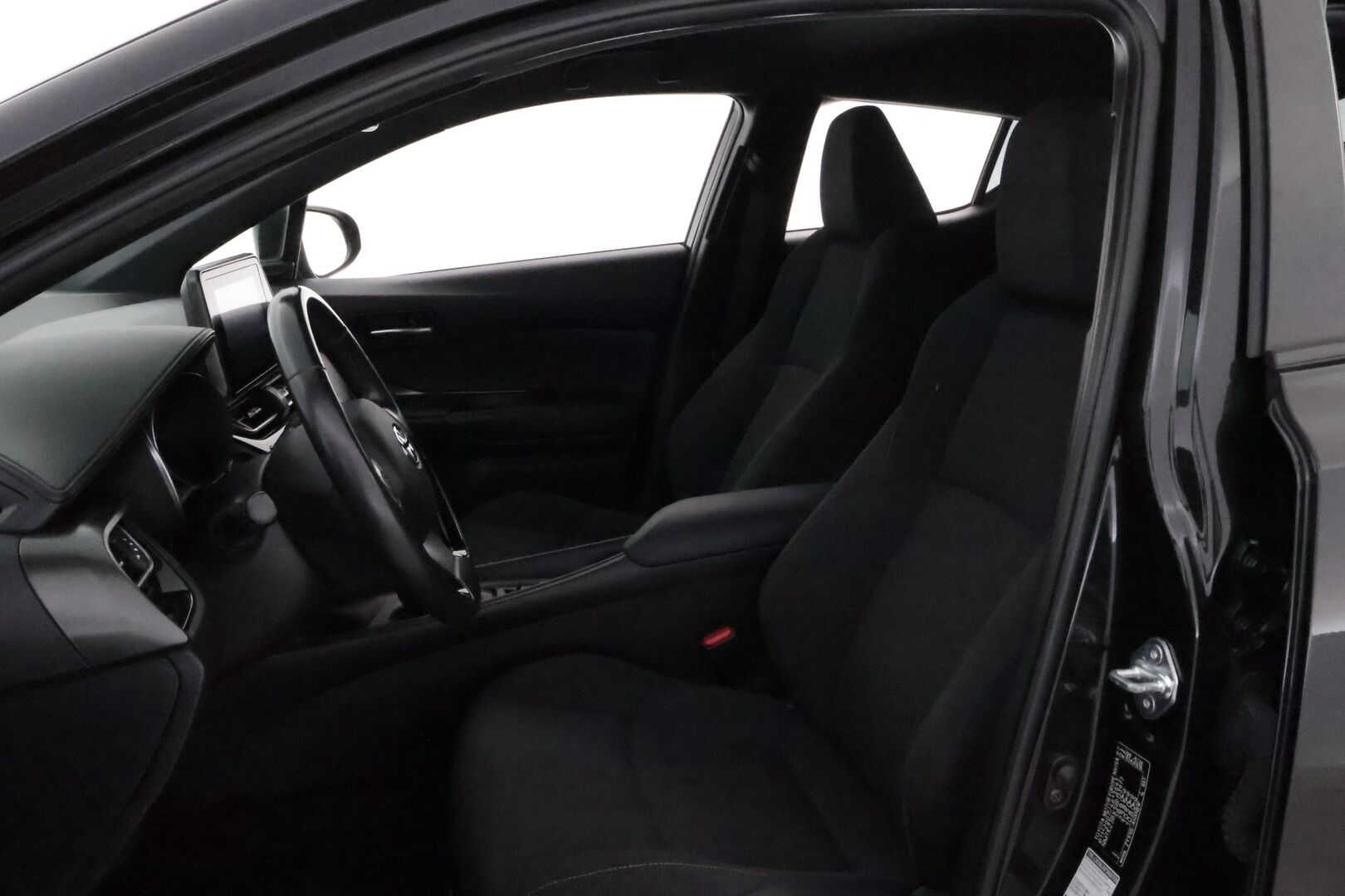 Toyota C-HR 2018 1,8 Hybrid Active * Suomiauto / Merkkihuollot / Adapt.Vakkari / Peruutuskamera / Lohko & Sisäpistoke / Navi / Upea! - 2x Hyvät merkkirenkaat aluvantein / Juuri tullut Tampereelle!