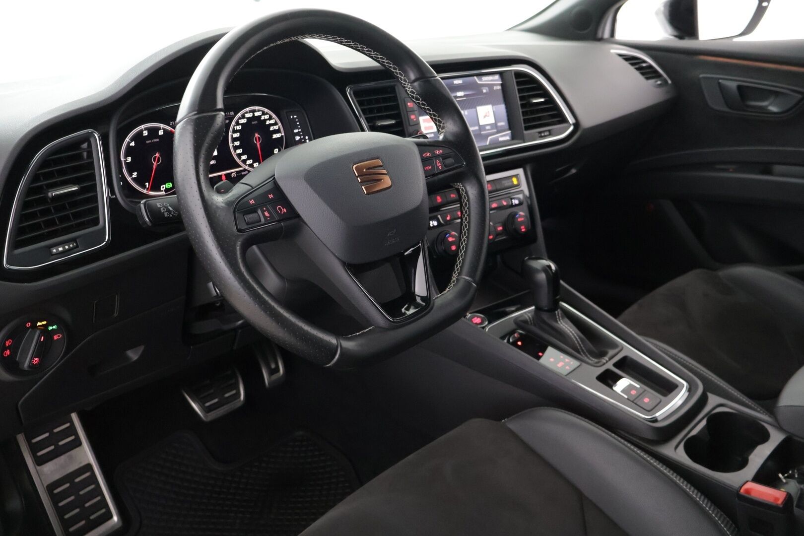 Seat Leon ST 2020 2,0 TSI 290 Cupra DSG - Ärhäkkä! | ACC | Tutkat | Digimittari | Juuri katsastettu | LED | Beats Audio | Läppäohjaus kaukosäädöllä | Suomi-auto | Juuri huollettu