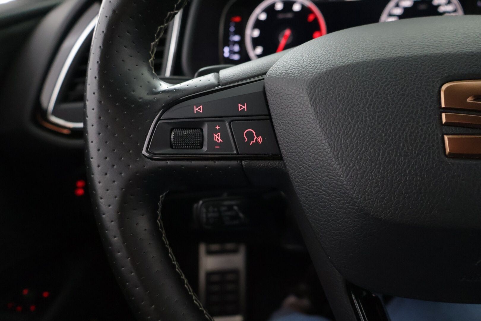Seat Leon ST 2020 2,0 TSI 290 Cupra DSG - Ärhäkkä! | ACC | Tutkat | Digimittari | Juuri katsastettu | LED | Beats Audio | Läppäohjaus kaukosäädöllä | Suomi-auto | Juuri huollettu