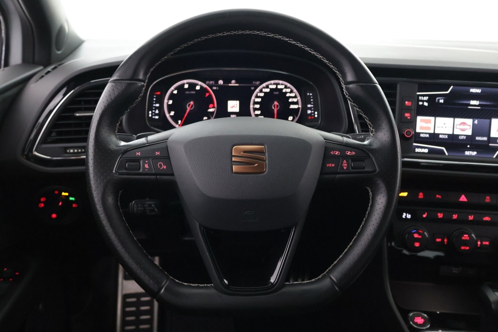 Seat Leon ST 2020 2,0 TSI 290 Cupra DSG - Ärhäkkä! | ACC | Tutkat | Digimittari | Juuri katsastettu | LED | Beats Audio | Läppäohjaus kaukosäädöllä | Suomi-auto | Juuri huollettu