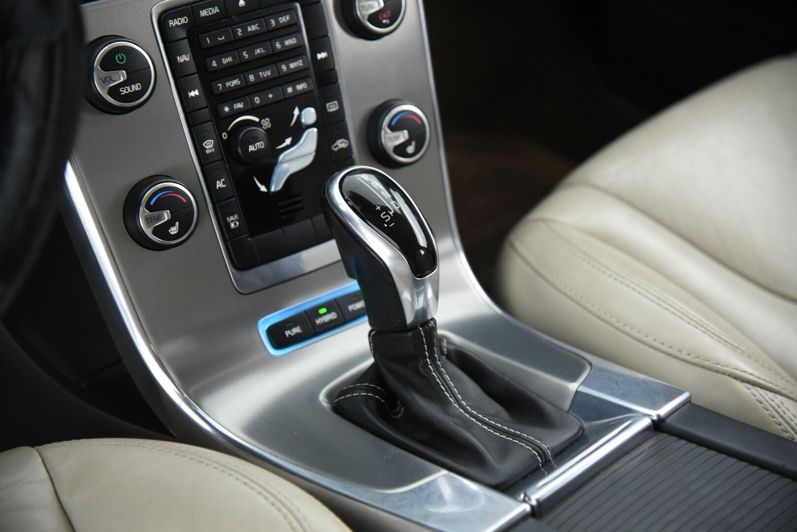 Volvo V60 2013 D6 AWD Summum plug in hybrid aut / YritysOutlet - Myydään vain yrityksille - YritysOutlet - Myydään vain yrityksille