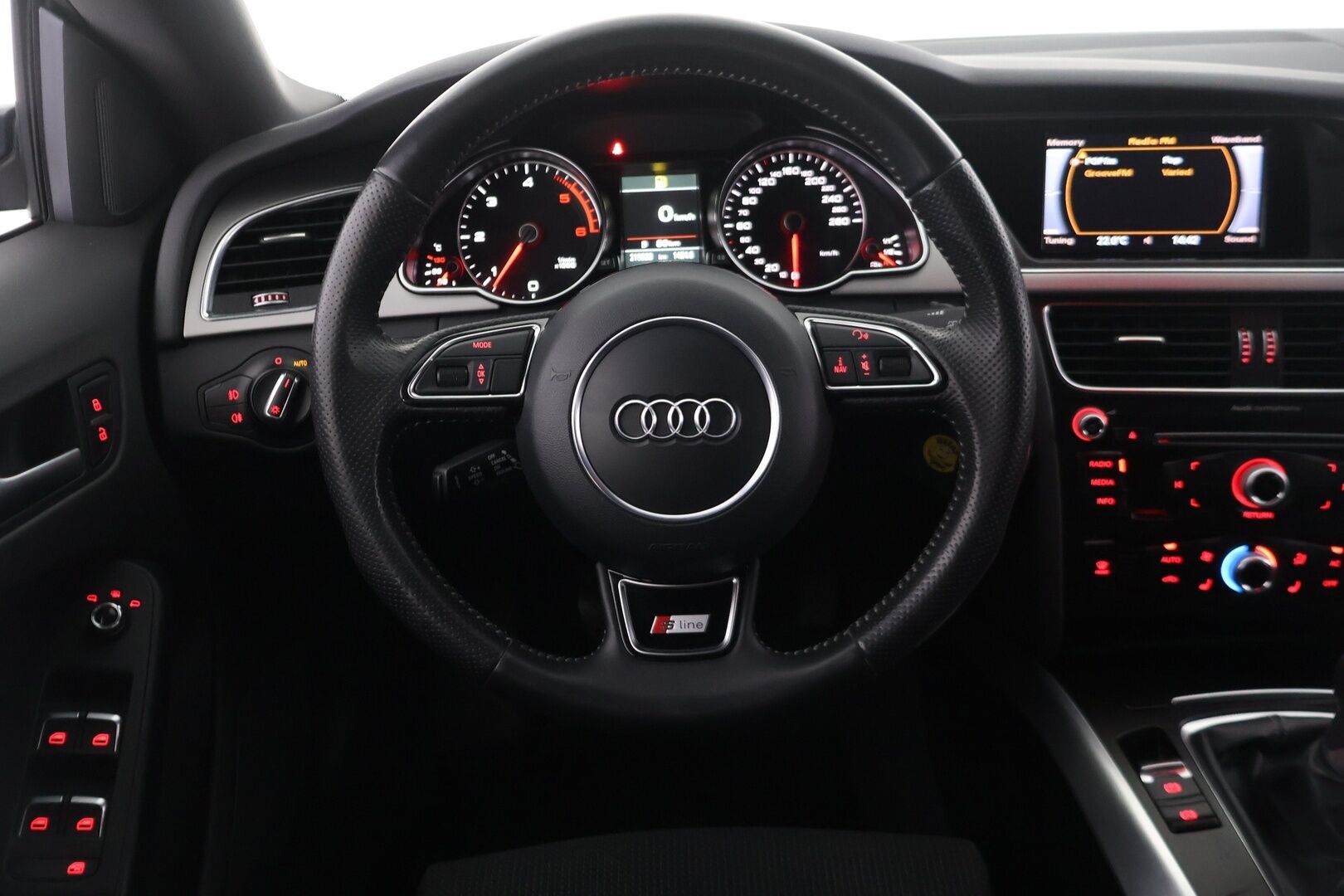 Audi A5 2012 2.0 TDI 130kW - *Upea S-Line Audi suoraan ajoon Espoosta! | S-LINE | P-tutkat | Webasto | Sporttinen*