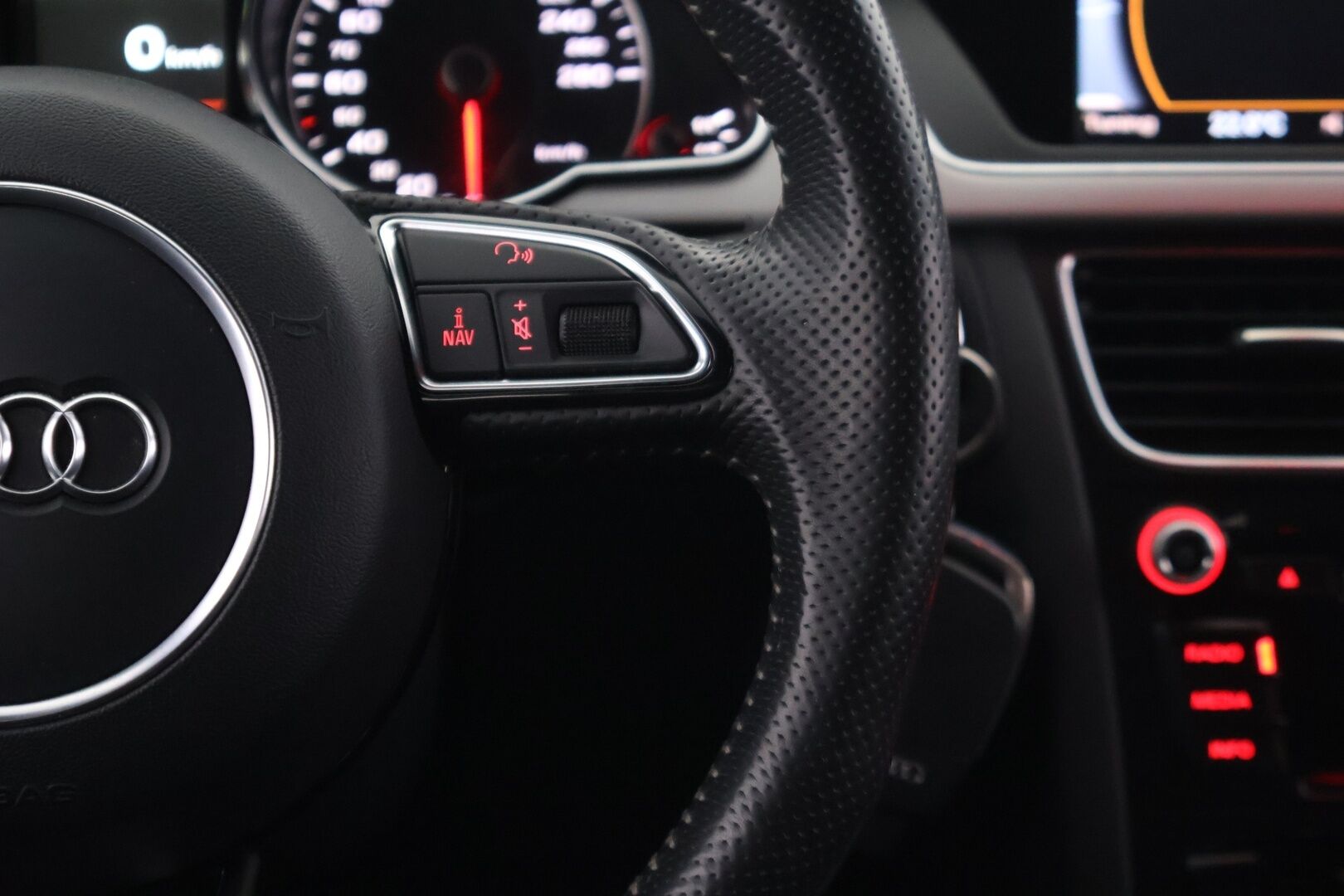 Audi A5 2012 2.0 TDI 130kW - *Upea S-Line Audi suoraan ajoon Espoosta! | S-LINE | P-tutkat | Webasto | Sporttinen*