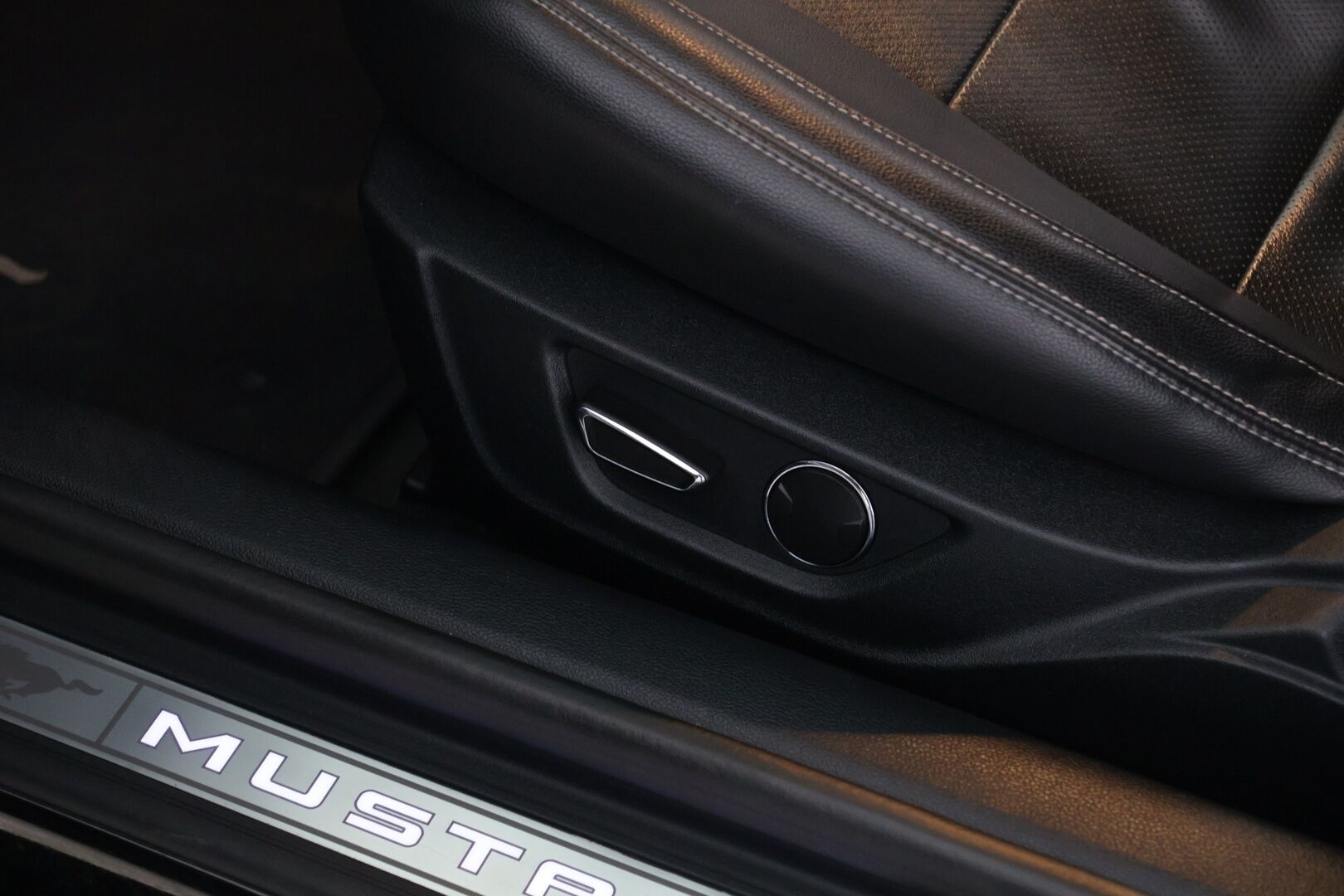 Ford Mustang 2016 2,3 EcoBoost 314hv A6 Fastback - *Webasto / Shaker Audio / Nahat / Keyless / Navi / Vakkari / P.kamera*