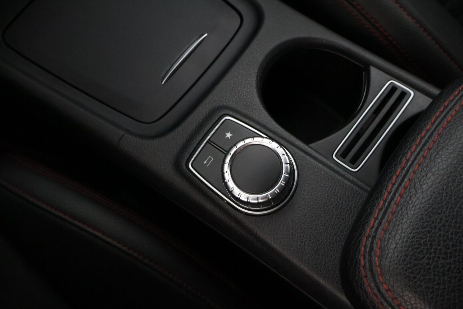 Mercedes-Benz CLA 2016 200 A Shooting Brake Business AMG Styling * Lohko / Nahka-Alcantara sisusta / Sport penkit / 2x renkaat * - * Pienillä kilsoilla / Esimerkilliset huollot / 2x hyvät renkaat / AMG-Styling *