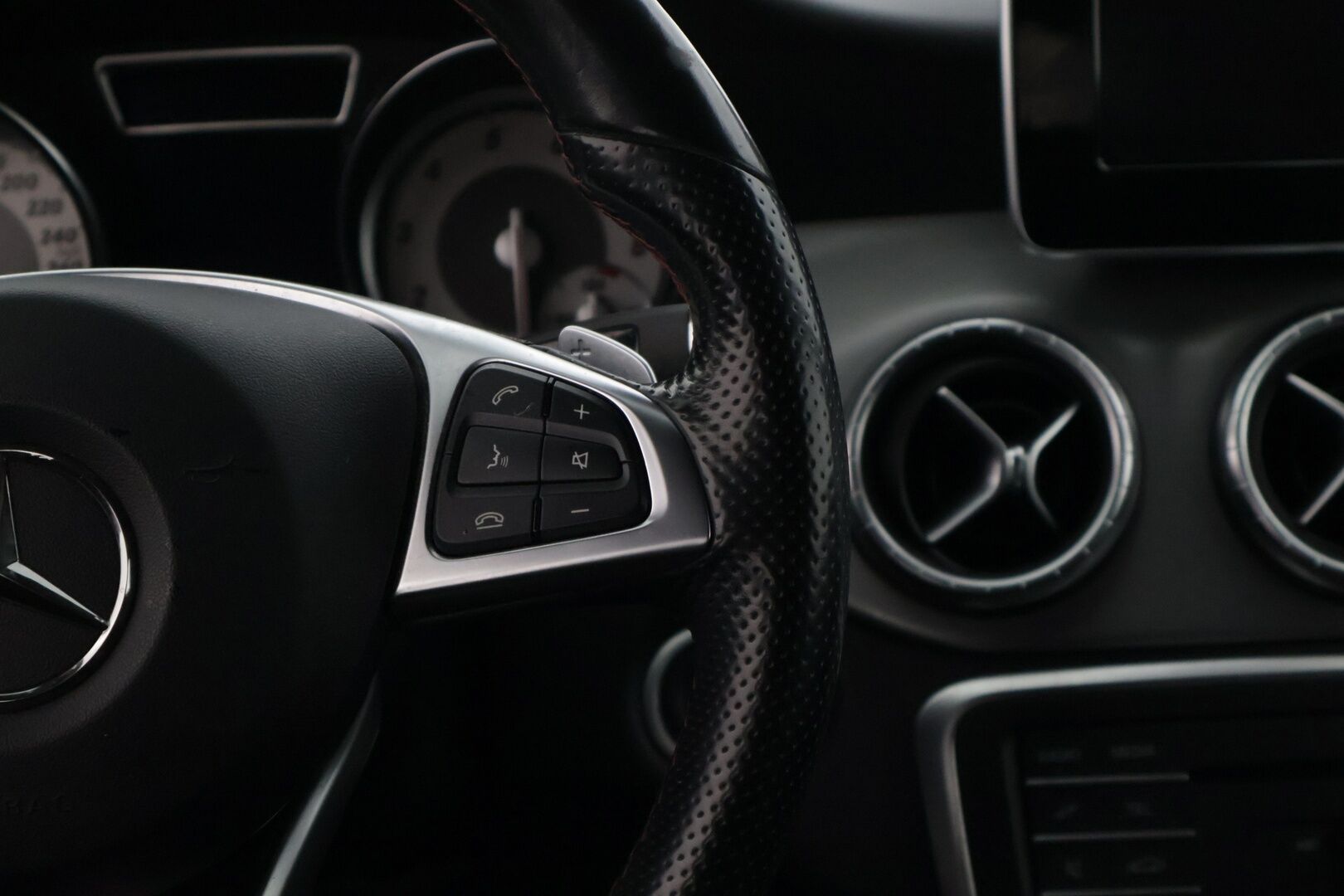 Mercedes-Benz CLA 2016 200 A Business AMG * . * AMG Styling / Lohko / Nahka-Alcantara sisusta / Sport penkit / 2x renkaat * - * Pienillä kilsoilla / Esimerkilliset huollot / 2x hyvät renkaat / AMG-Styling *