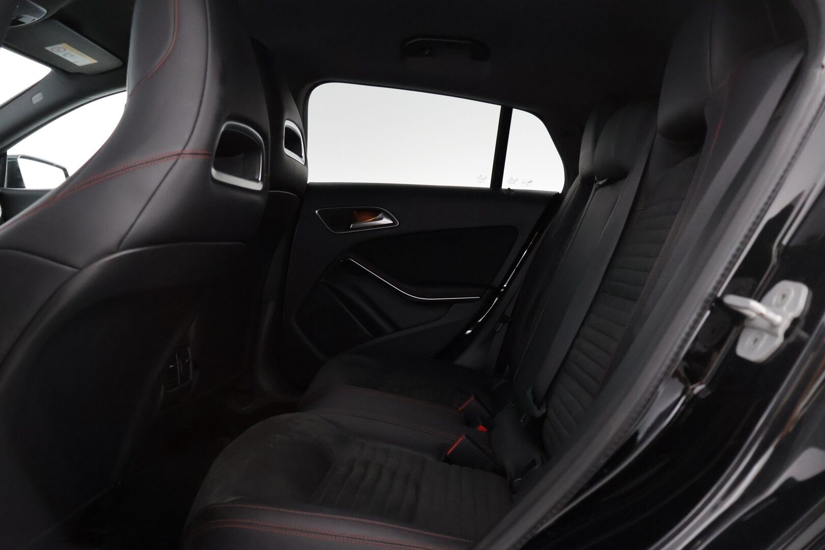Mercedes-Benz CLA 2016 200 A Business AMG * . * AMG Styling / Lohko / Nahka-Alcantara sisusta / Sport penkit / 2x renkaat * - * Pienillä kilsoilla / Esimerkilliset huollot / 2x hyvät renkaat / AMG-Styling *