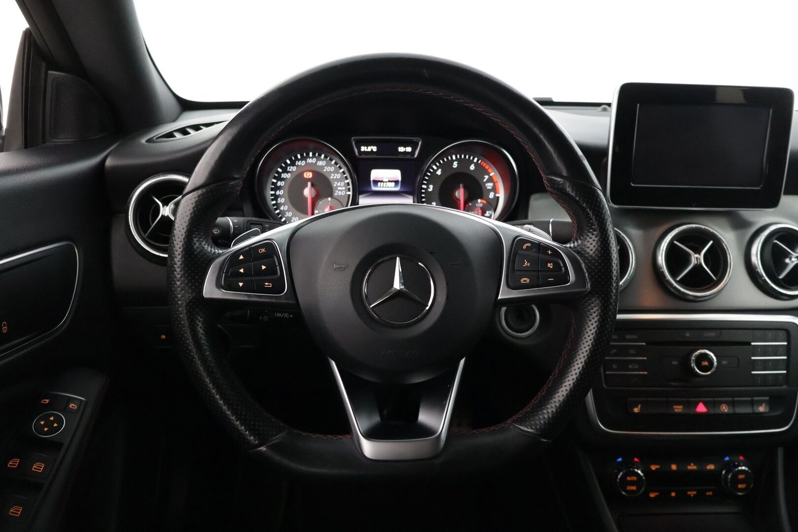 Mercedes-Benz CLA 2016 200 A Business AMG * . * AMG Styling / Lohko / Nahka-Alcantara sisusta / Sport penkit / 2x renkaat * - * Pienillä kilsoilla / Esimerkilliset huollot / 2x hyvät renkaat / AMG-Styling *