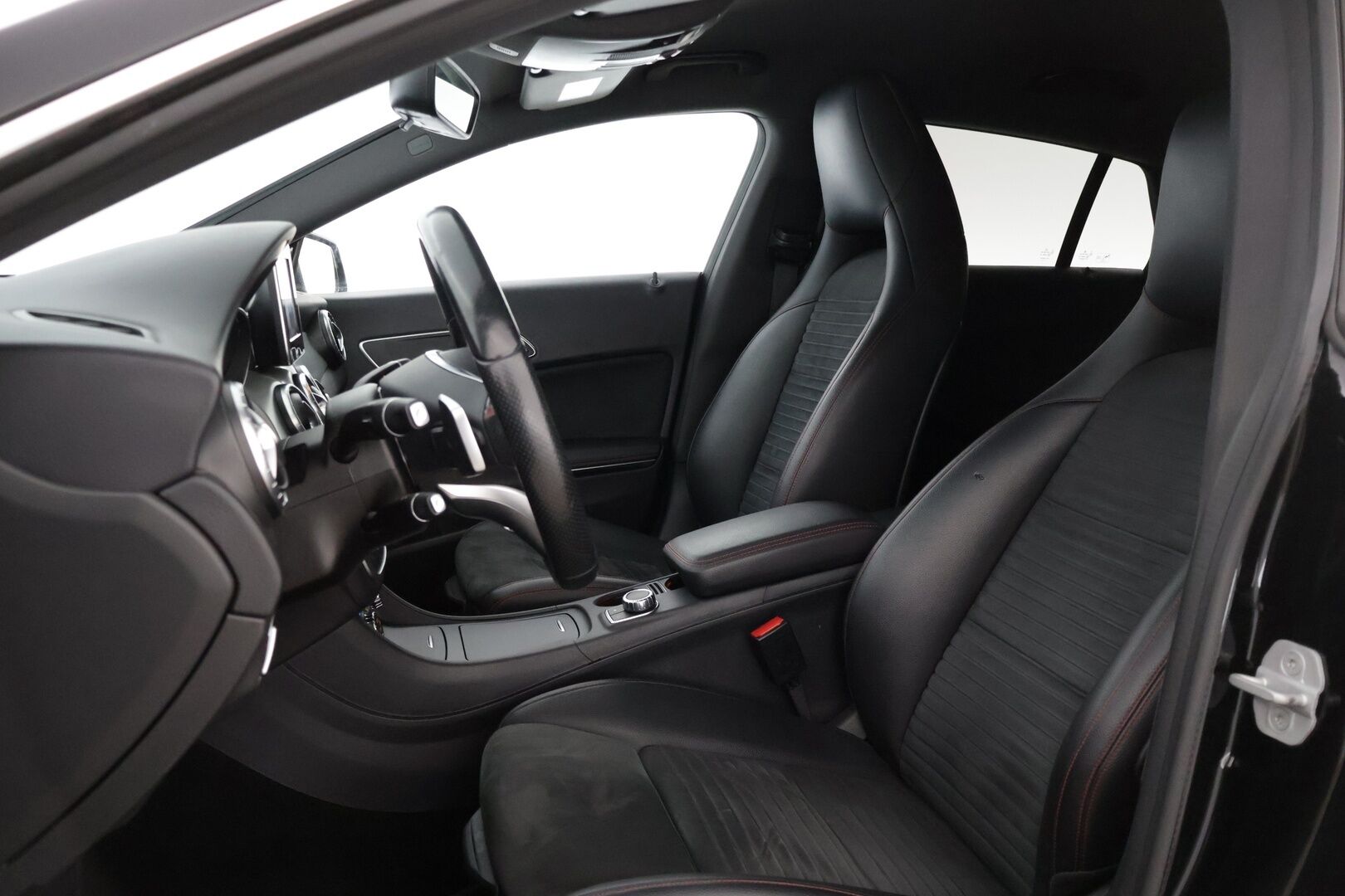 Mercedes-Benz CLA 2016 200 A Business AMG * . * AMG Styling / Lohko / Nahka-Alcantara sisusta / Sport penkit / 2x renkaat * - * Pienillä kilsoilla / Esimerkilliset huollot / 2x hyvät renkaat / AMG-Styling *