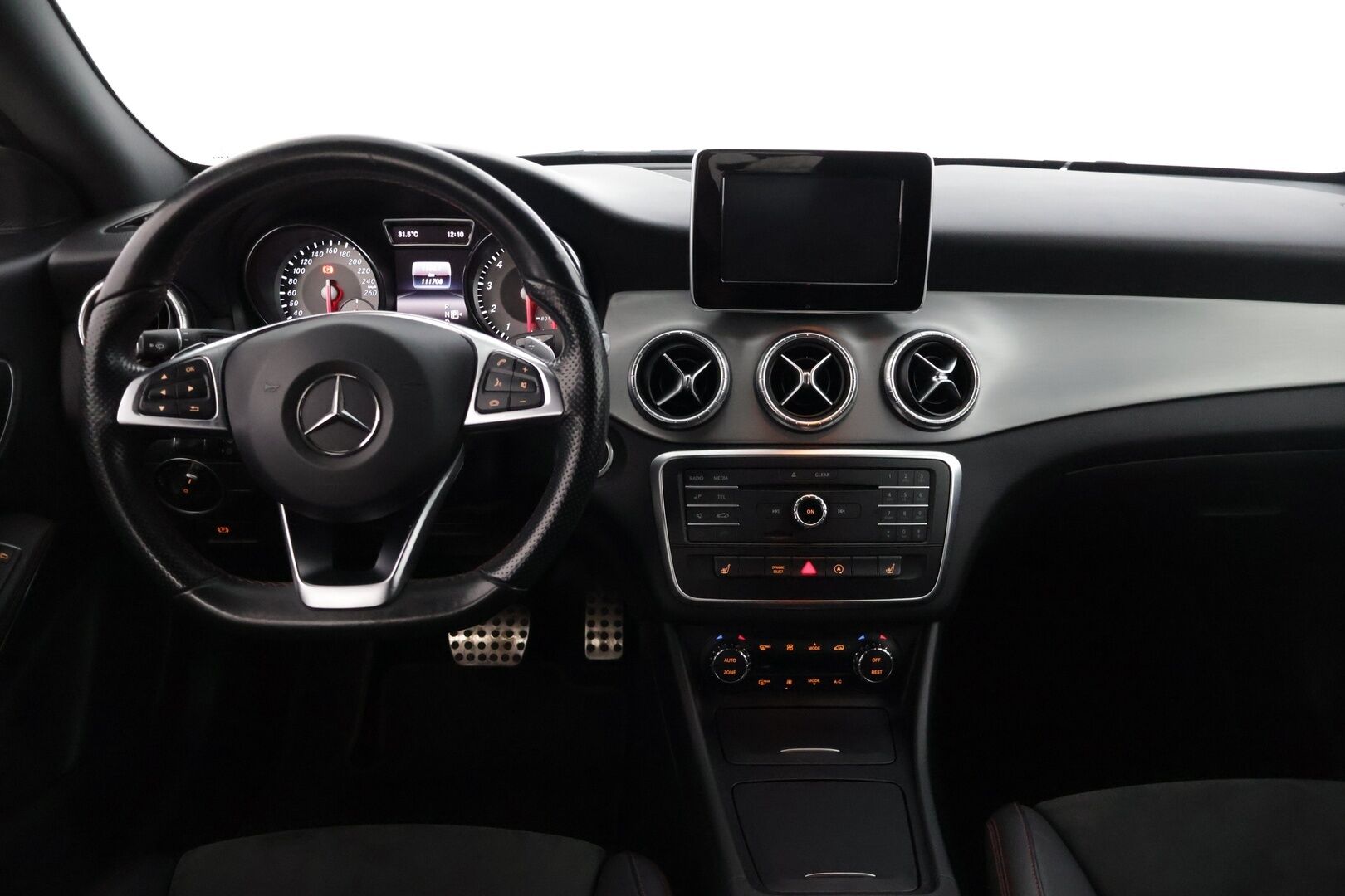 Mercedes-Benz CLA 2016 200 A Business AMG * . * AMG Styling / Lohko / Nahka-Alcantara sisusta / Sport penkit / 2x renkaat * - * Pienillä kilsoilla / Esimerkilliset huollot / 2x hyvät renkaat / AMG-Styling *