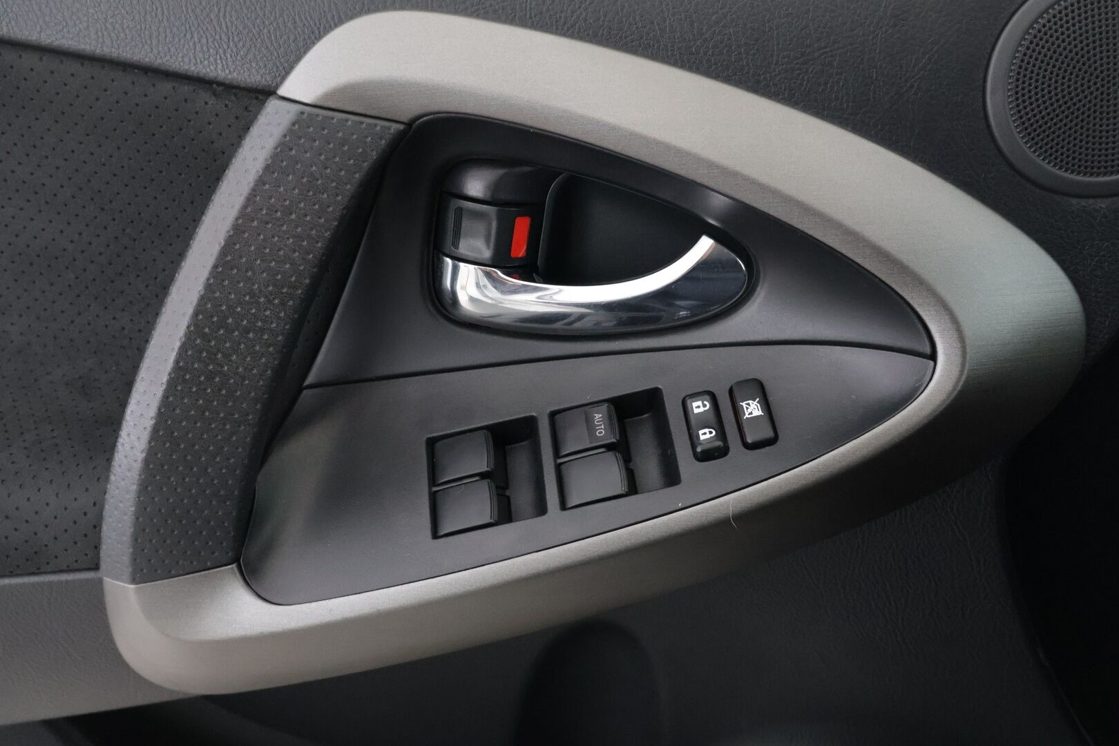 Toyota RAV4 2010 RAV4 2,2 D-CAT 4WD 150 - Vakkari / Vetokoukku / Hyvin huollettu / Lohkolämmitin / Kahdet hyvät renkaat! - KORKO VAIN 3,99 %