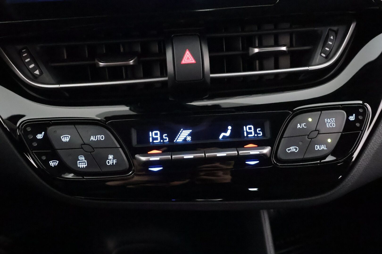 Toyota C-HR 2019 1,8 Hybrid Active Edition * ACC / Webasto / Koukku / LED-Lisä / Navi / Keyless / Kaistavahti / P.Kamera * - Suomi-auto / Kahdet renkaat aluvanteilla / Merkkihuollettu - HULLUT AVAJAISHULINAT KORKOTARJOUS 3,29 %