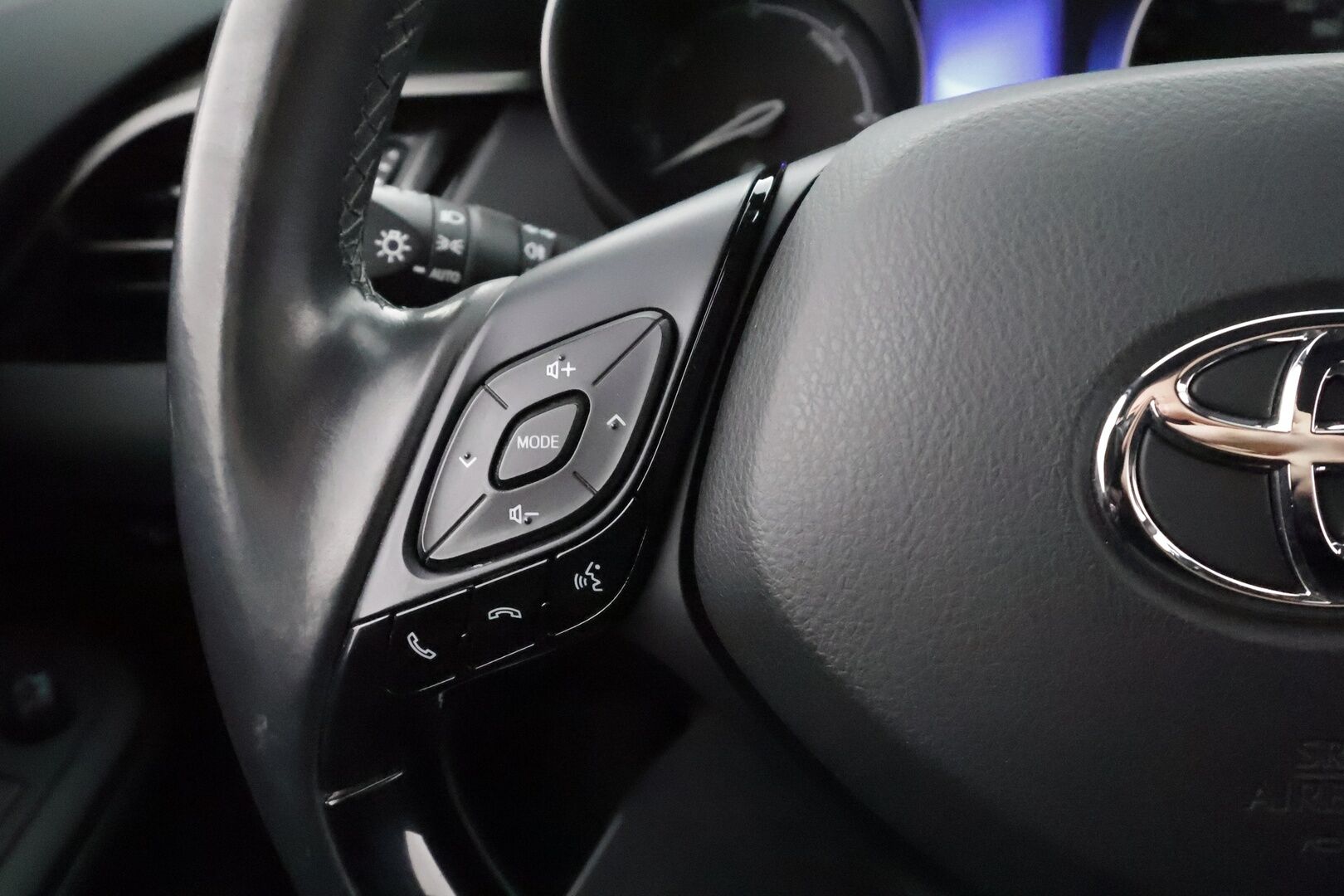 Toyota C-HR 2019 1,8 Hybrid Active Edition * ACC / Webasto / Koukku / LED-Lisä / Navi / Keyless / Kaistavahti / P.Kamera * - Suomi-auto / Kahdet renkaat aluvanteilla / Merkkihuollettu - HULLUT AVAJAISHULINAT KORKOTARJOUS 3,29 %