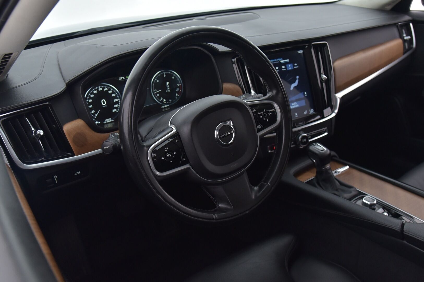 Volvo V90 2019 D4 AWD Inscription aut.*Kamera / Sporttinahat / Navi / Kamera / Sähkökontti / Webasto* - Suomi-auto / Kahdet renkaat alumiinivanteilla / Huippuvarusteet / Jakopää+Vesipumppu 241tkm kohdalla