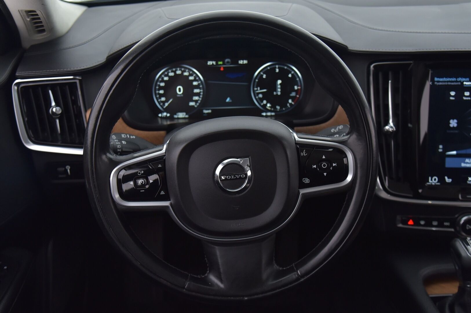 Volvo V90 2019 D4 AWD Inscription aut.*Kamera / Sporttinahat / Navi / Kamera / Sähkökontti / Webasto* - Suomi-auto / Kahdet renkaat alumiinivanteilla / Huippuvarusteet / Jakopää+Vesipumppu 241tkm kohdalla