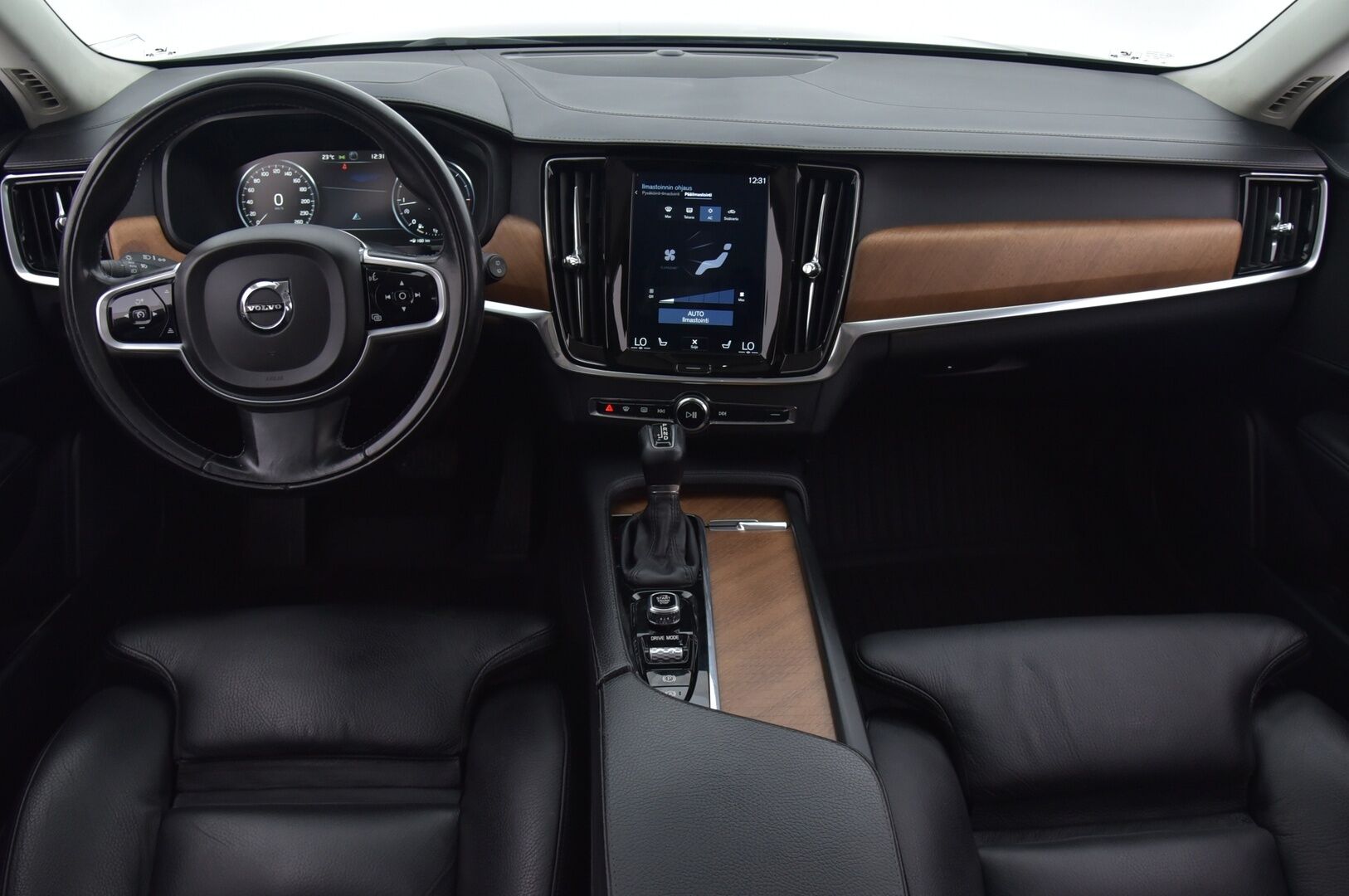 Volvo V90 2019 D4 AWD Inscription aut.*Kamera / Sporttinahat / Navi / Kamera / Sähkökontti / Webasto* - Suomi-auto / Kahdet renkaat alumiinivanteilla / Huippuvarusteet / Jakopää+Vesipumppu 241tkm kohdalla