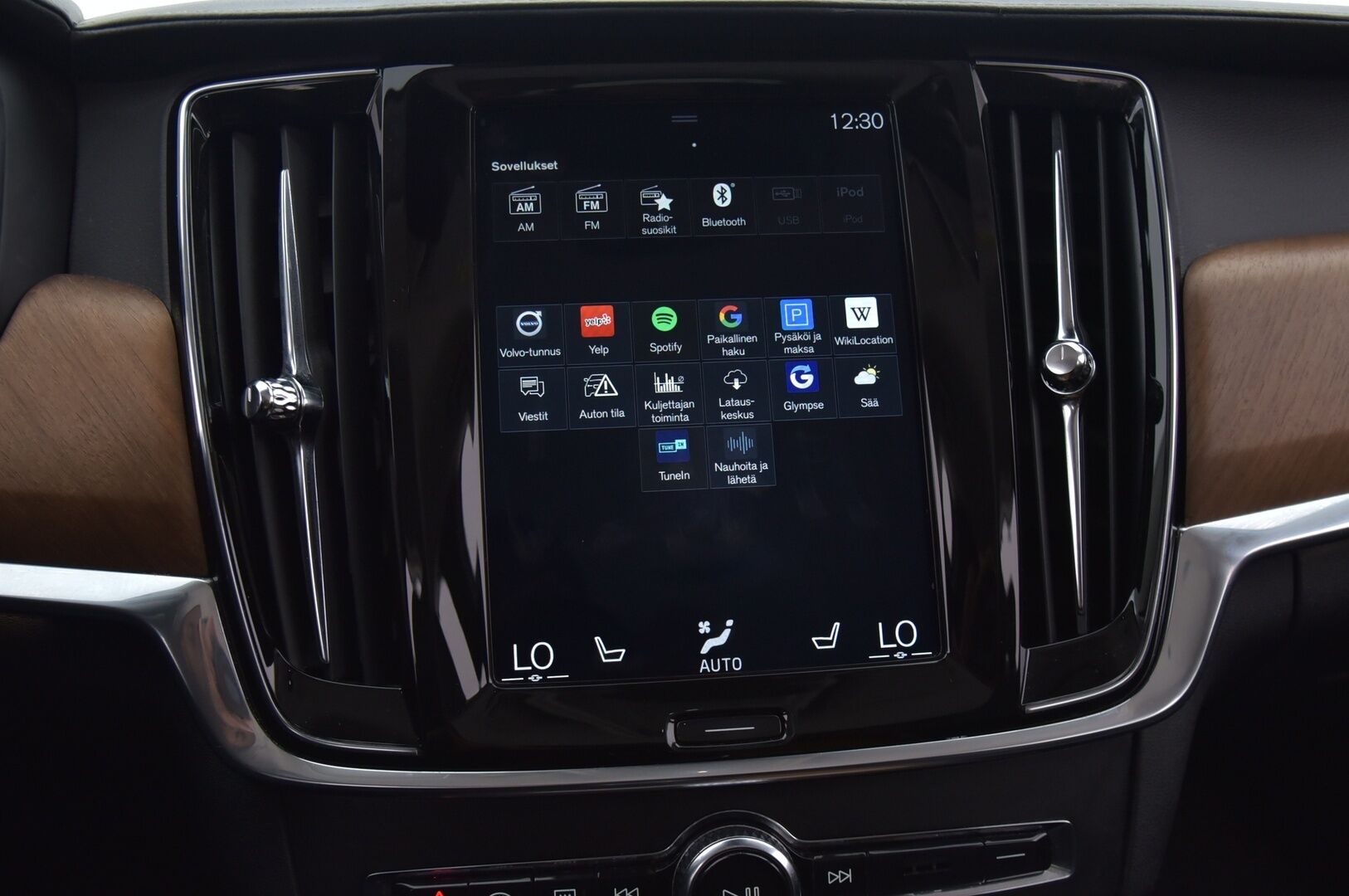 Volvo V90 2019 D4 AWD Inscription aut.*Kamera / Sporttinahat / Navi / Kamera / Sähkökontti / Webasto* - Suomi-auto / Kahdet renkaat alumiinivanteilla / Huippuvarusteet / Jakopää+Vesipumppu 241tkm kohdalla