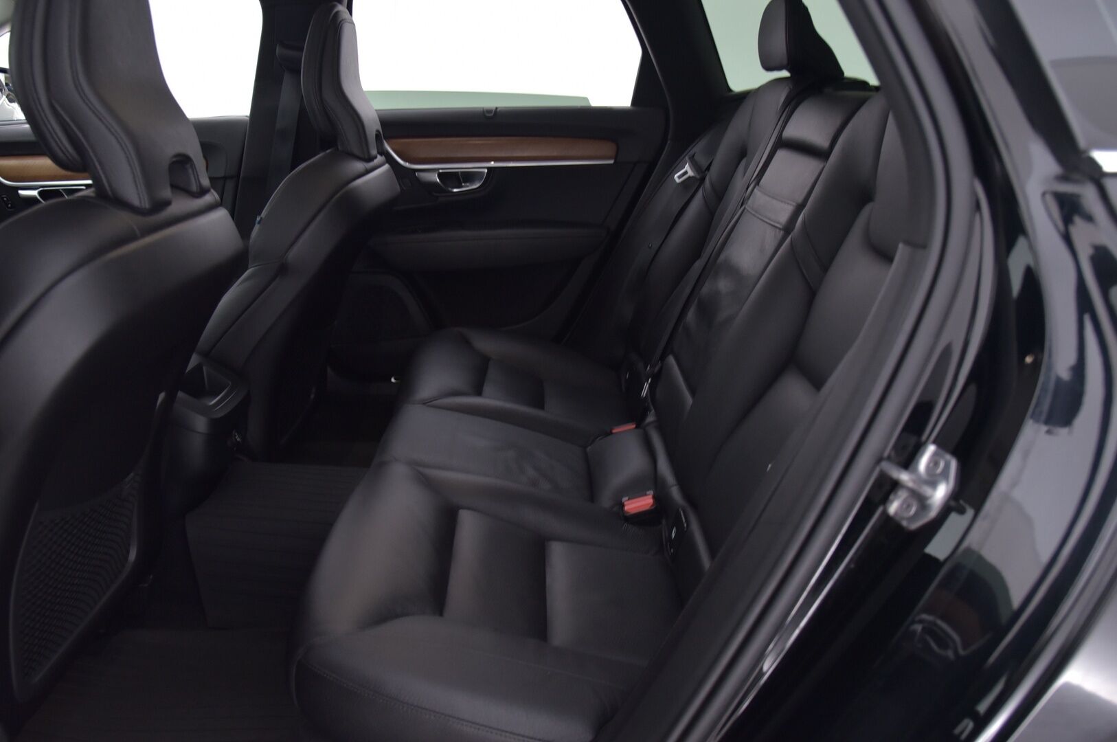Volvo V90 2019 D4 AWD Inscription aut.*Kamera / Sporttinahat / Navi / Kamera / Sähkökontti / Webasto* - Suomi-auto / Kahdet renkaat alumiinivanteilla / Huippuvarusteet / Jakopää+Vesipumppu 241tkm kohdalla