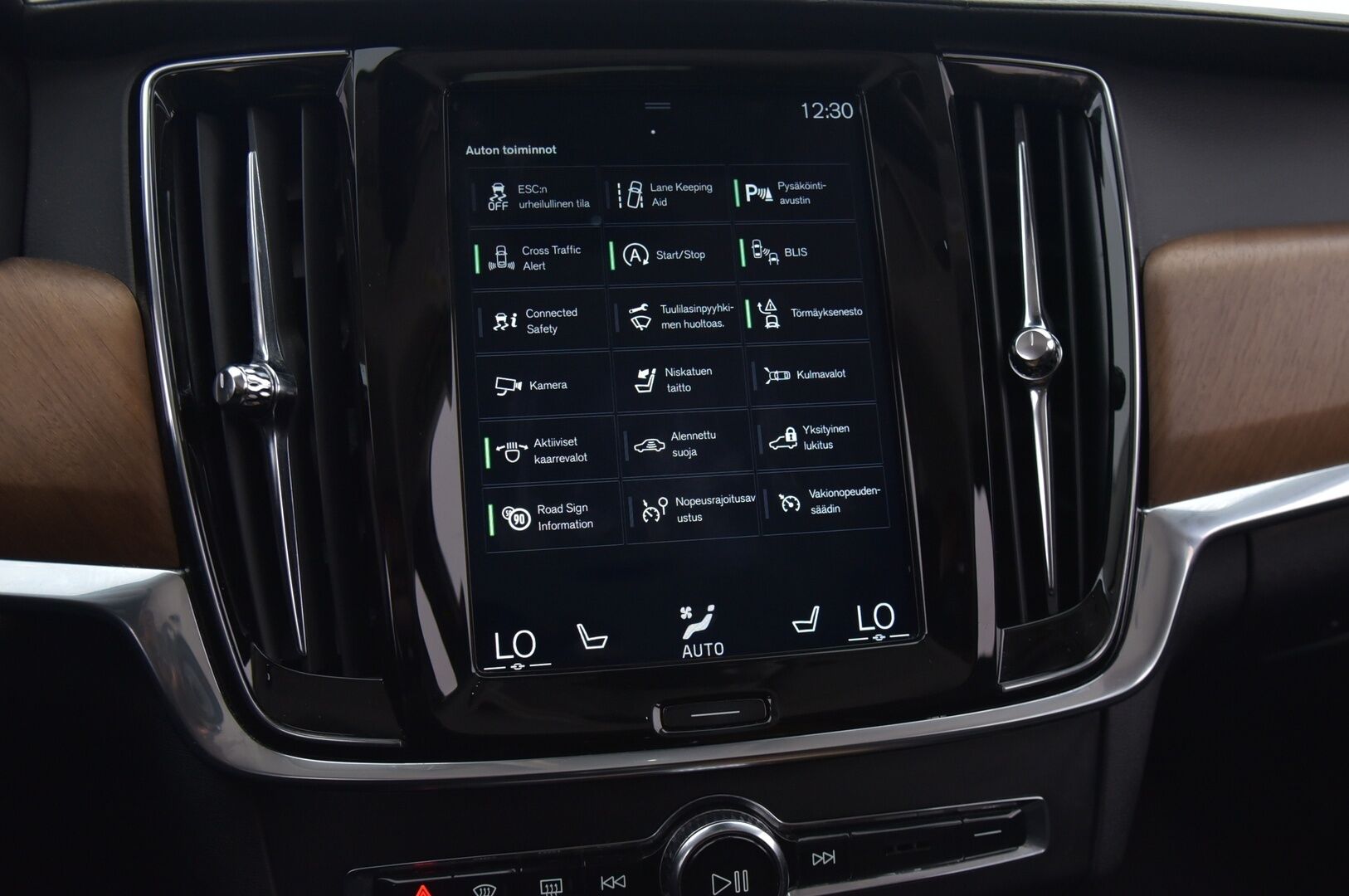 Volvo V90 2019 D4 AWD Inscription aut.*Kamera / Sporttinahat / Navi / Kamera / Sähkökontti / Webasto* - Suomi-auto / Kahdet renkaat alumiinivanteilla / Huippuvarusteet / Jakopää+Vesipumppu 241tkm kohdalla