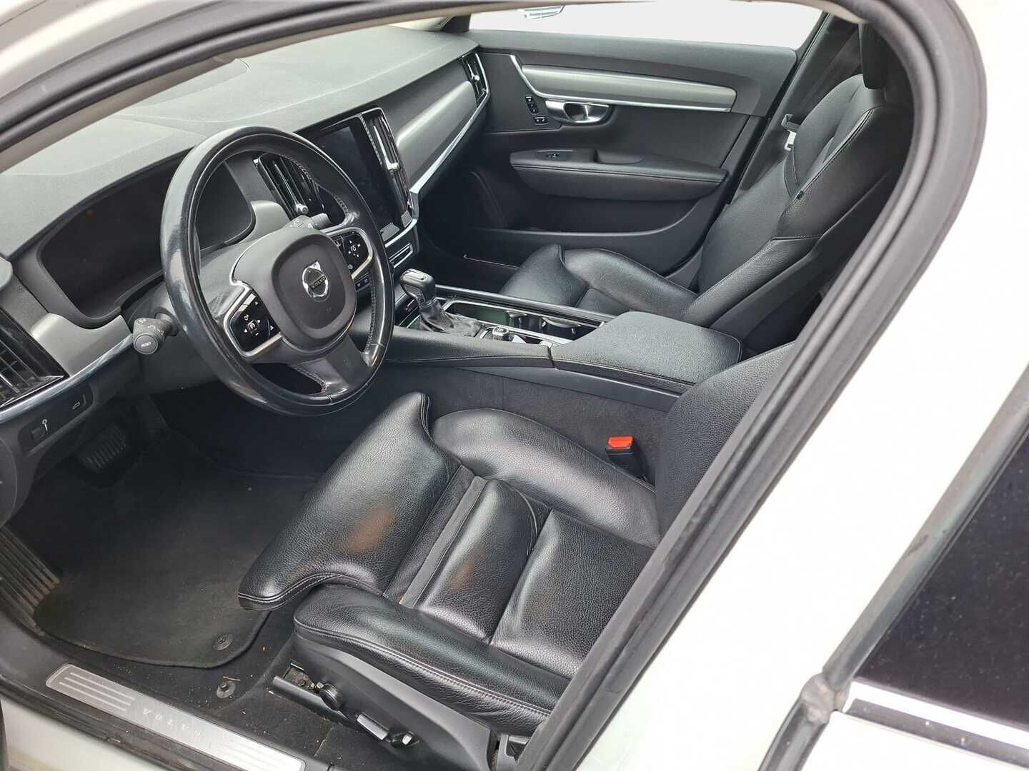 Volvo V90 2019 D3 Momentum Taksi aut - | ACC | VOC | Nahkasisusta | Kahdet renkaat aluvanteilla | ALV
