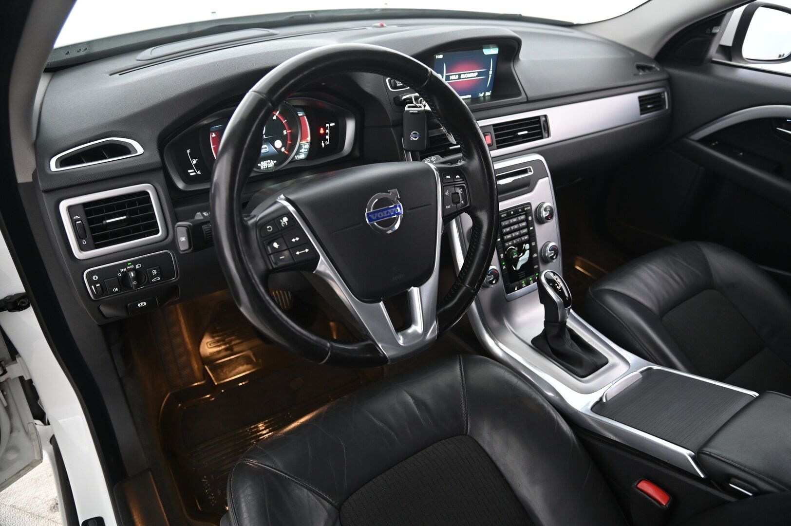 Volvo V70 2016 2,0 D3 Momentum - ACC | Webasto | Koukku | Lämmitettävä ohjauspyörä | Blis | Kaistavahti |2xrenkaat | Digimittaristo 