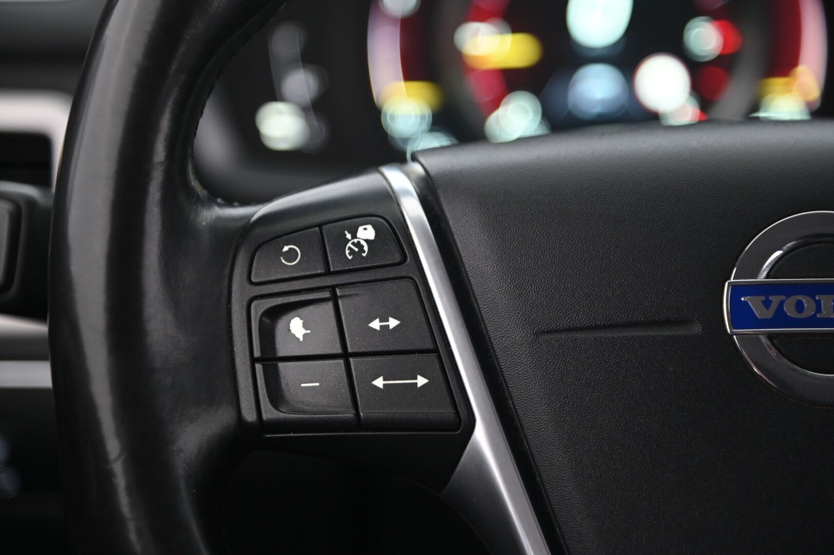 Volvo V70 2016 2,0 D3 Momentum - ACC | Webasto | Koukku | Lämmitettävä ohjauspyörä | Blis | Kaistavahti |2xrenkaat | Digimittaristo 