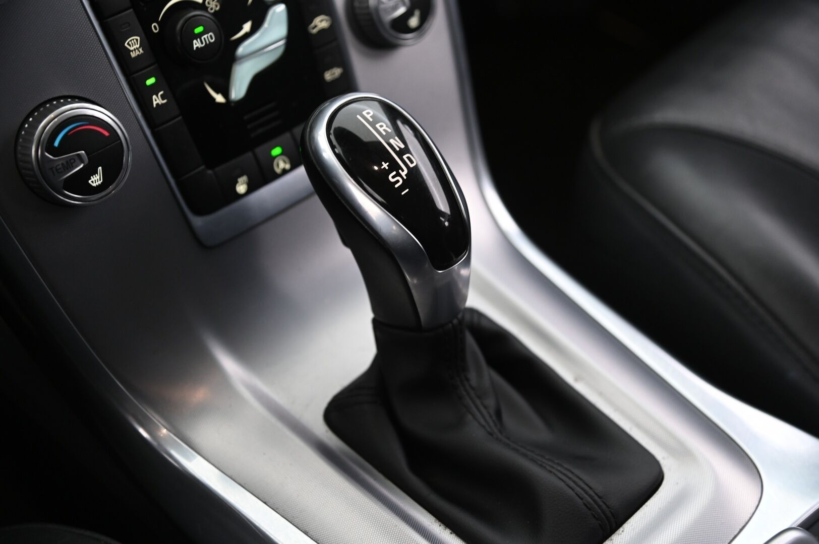 Volvo V70 2016 2,0 D3 Momentum - ACC | Webasto | Koukku | Lämmitettävä ohjauspyörä | Blis | Kaistavahti |2xrenkaat | Digimittaristo 